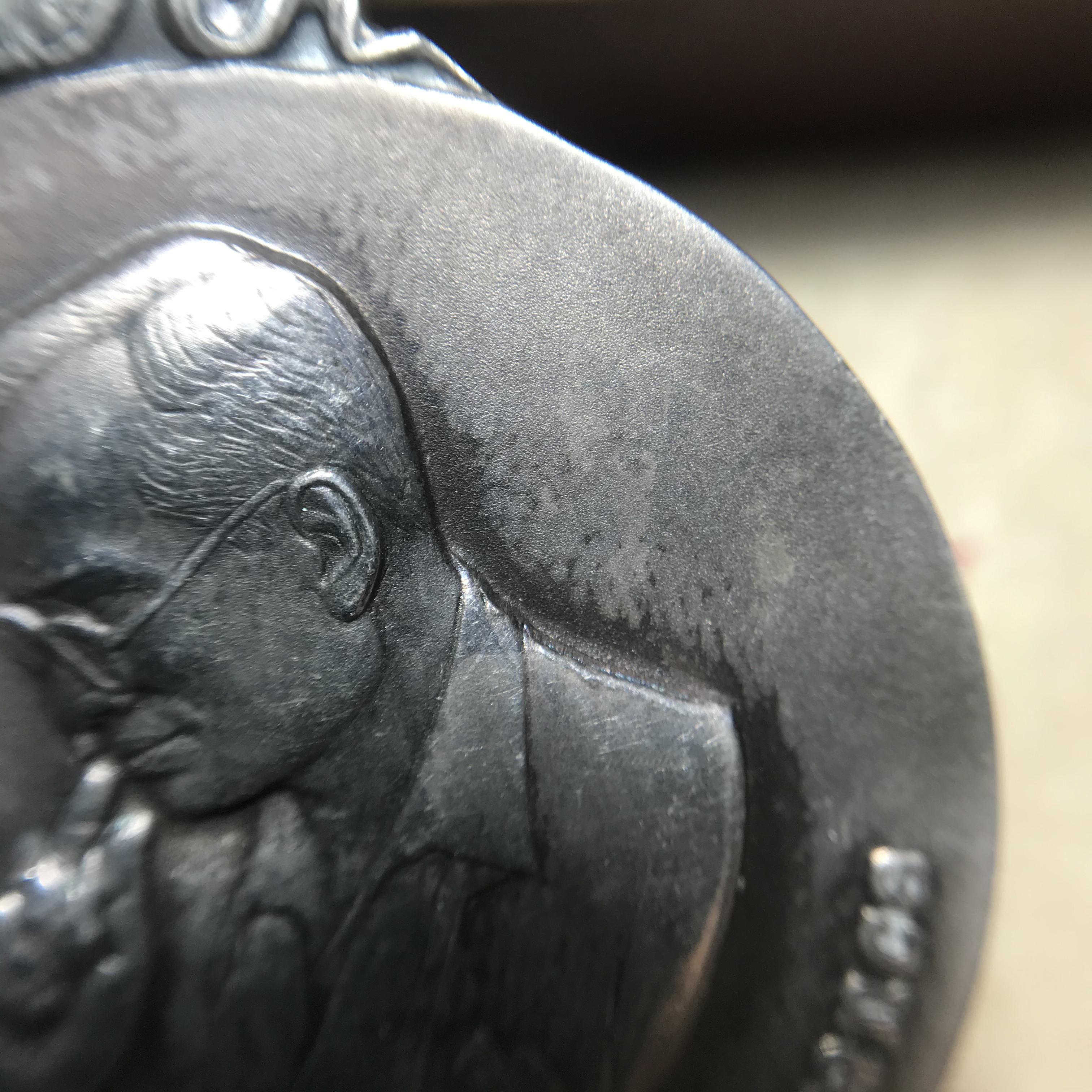 เหรียญพระมหาชนก ปี2539(รุ่นแรก) เนื้อเงิน พิมพ์ใหญ่บล็อกนิยม(ปอ ขาด) ผิวเดิมสีรุ้งธรรมชาติแบบนิยม พร้อมหนังสือสภาพสวยครบชุด(ในหลวงเสด็จเป็นประธานในพิธี)