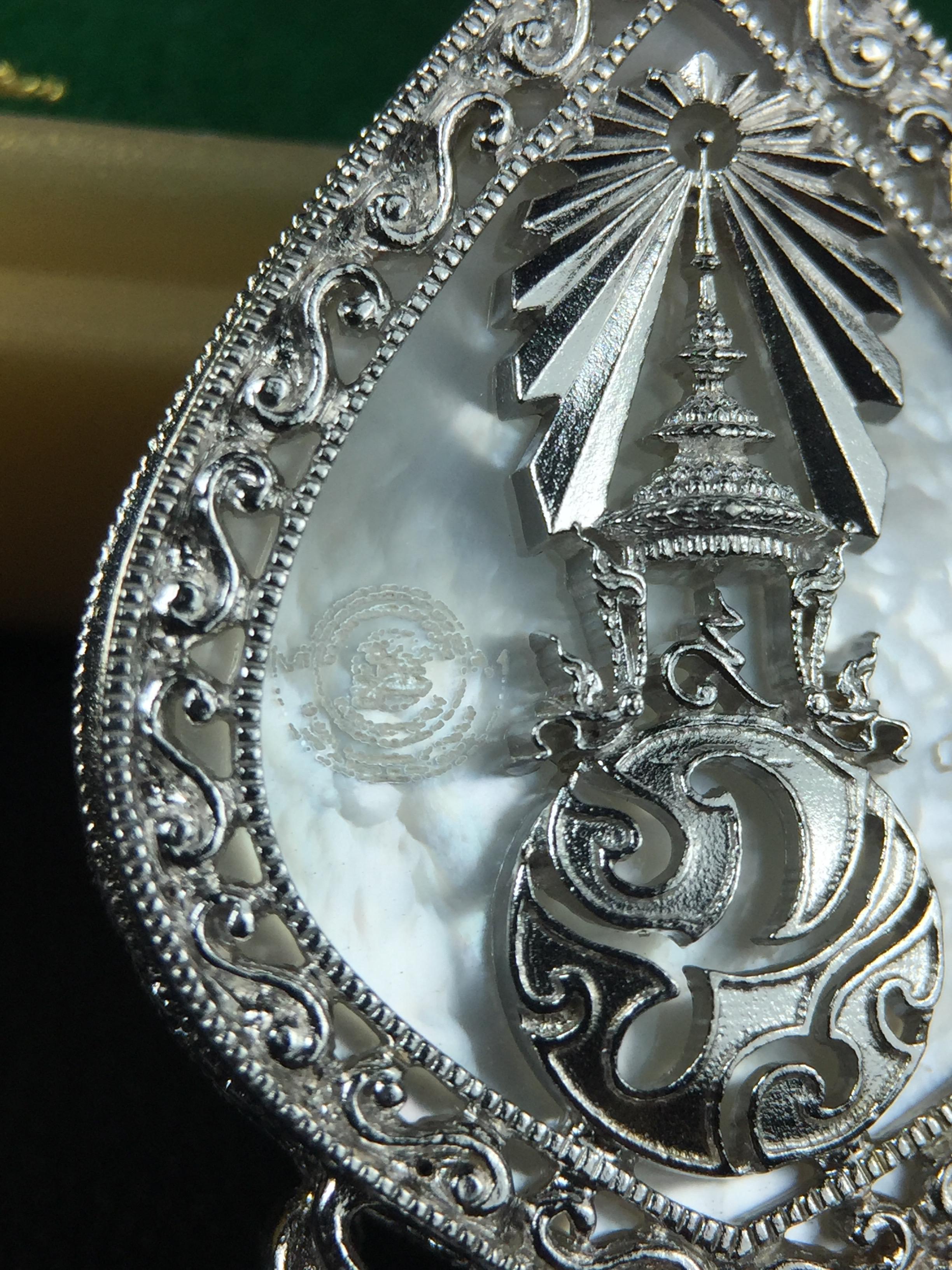 พระพุทธชินราช(จำลอง) ภปร. 84 พรรษา ทรงหยดน้ำ เนื้อเงินชุบทองคำขาว ขนาด 20*36 มม. (พระราชทานมวลสาร จิตรลดาและเส้นพระเจ้า(เส้นผม)รัชกาลที่9)พุทธศิลป์ทรงคุณค่าอีกหนึ่งรุ่นยอดนิยม งดงาม ทรงคุณค่า หายาก