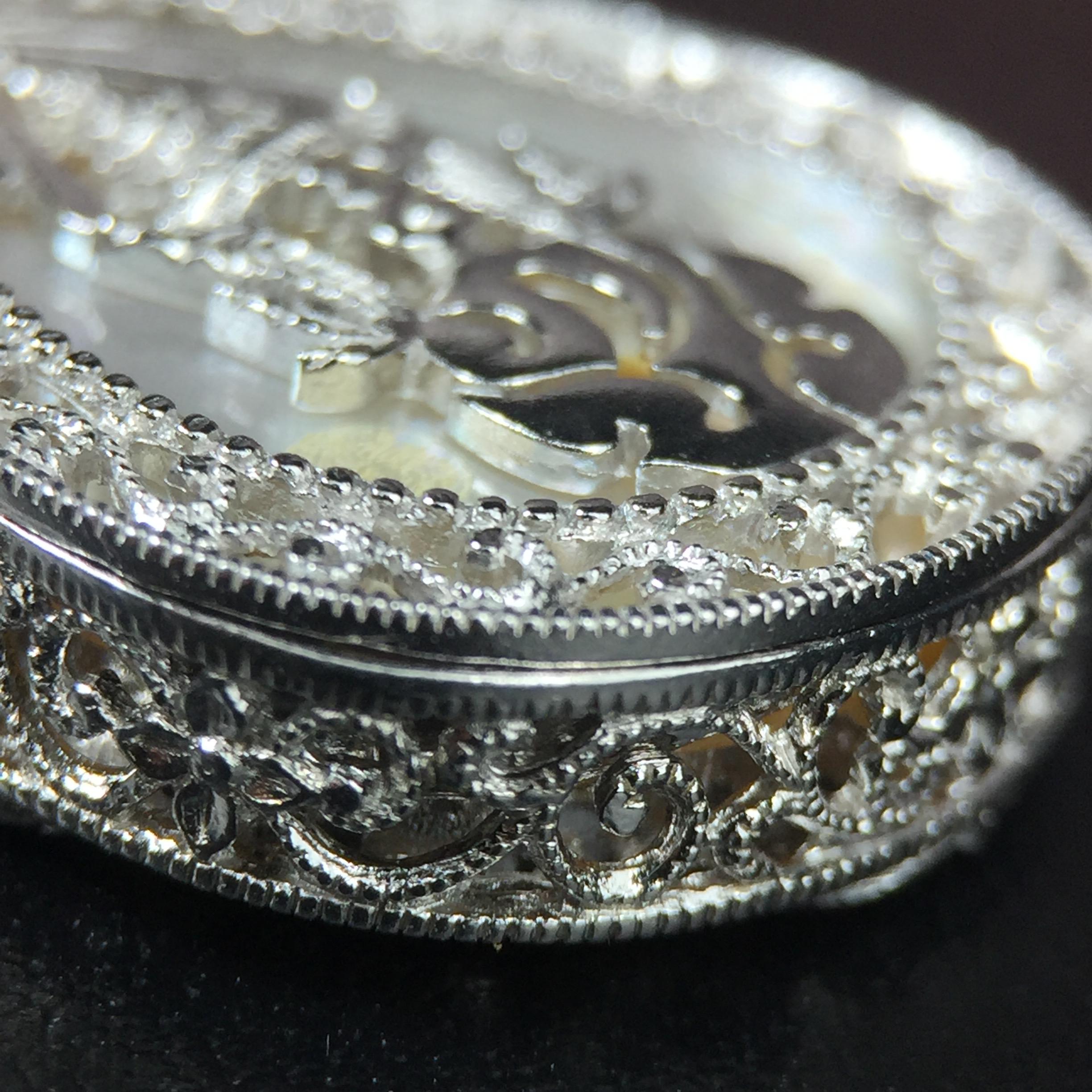 พระพุทธชินราช ภปร. โครงการ "เพราะแผ่นดินนี้ คือ แผ่นดินเกิด" ปี2548(รุ่นแรก) เหรียญทรงหยดน้ำ ขนาด 21 x 31 มม. เนื้อเงินสามกษัตริย์ องค์พระชุบสามกษัตริย์ ล้อมด้วยกรอบเงินชุบทองคำขาวสลักเสลาเป็นลวดลายละเอียดอ่อน ส่วนพื้นองค์พระเป็นเปลือกหอยมุข