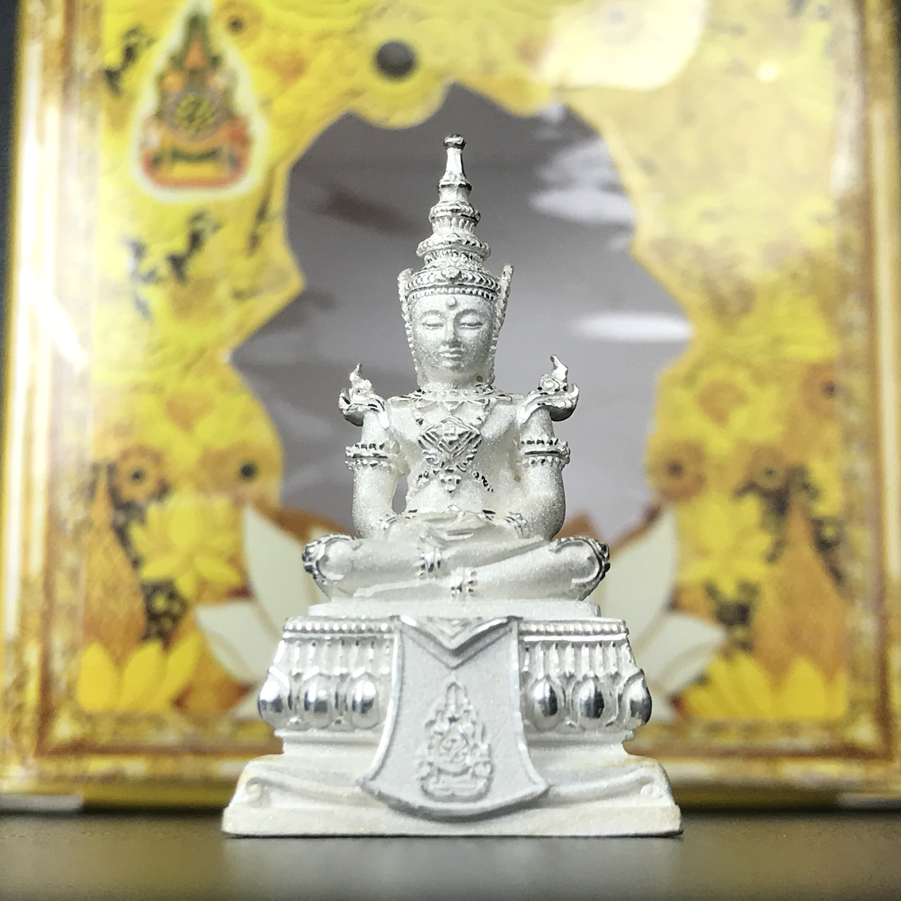 พระแก้วมรกต(จำลอง)ลอยองค์ ขนาดหน้าตัก 1/2 นิ้ว ทรงเครื่องฤดูร้อน เนื้อเงิน ตราสัญลักษณ์ฉลองสิริราชสมบัติ ครบ 60 ปี พ.ศ.2549(สภาพสวย ครบ สมบูรณ์))