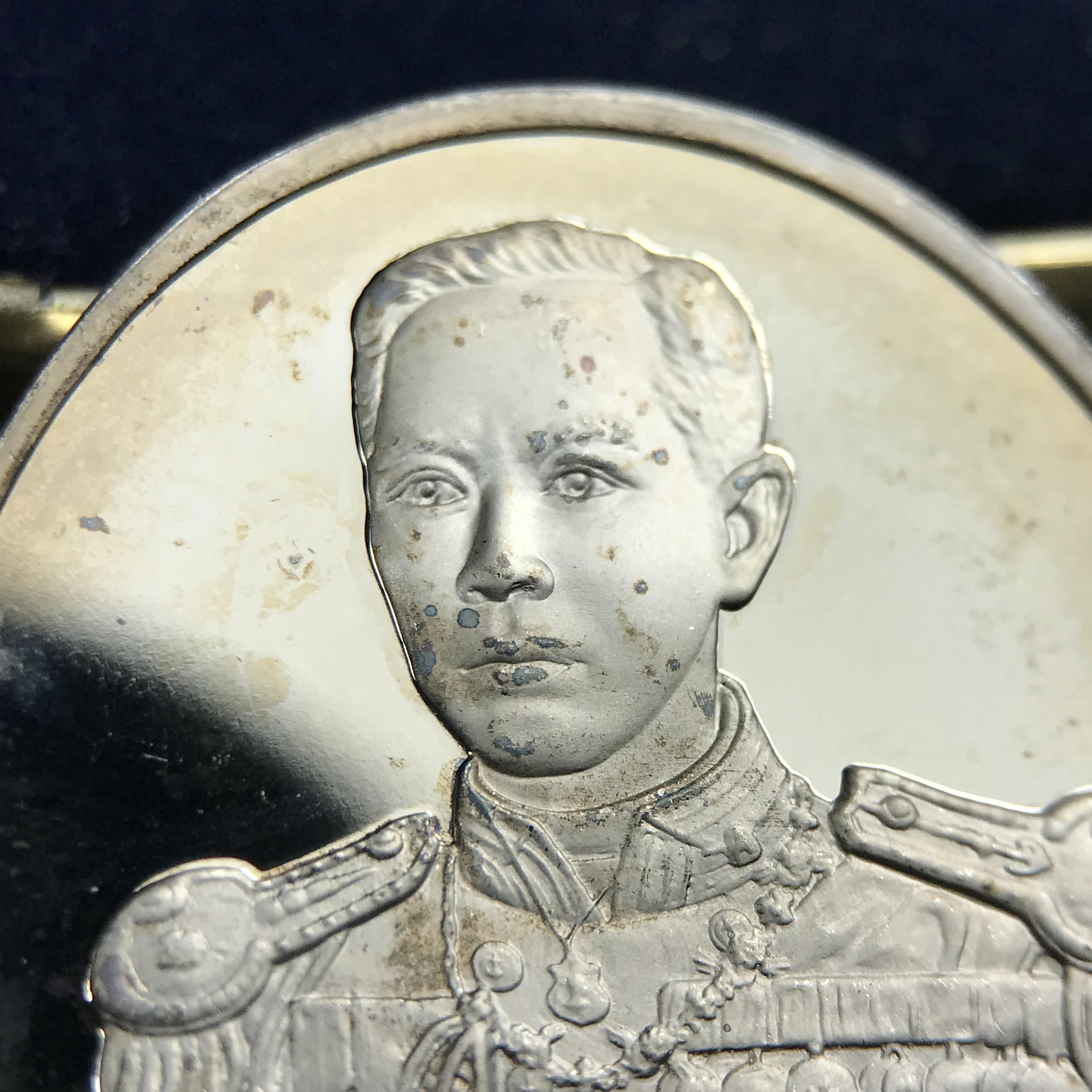 เหรียญหลวงพ่อเงิน – กรมหลวงชุมพรฯ วัดบางคลาน เหรียญไข่สองหน้า เนื้อเงิน 99.99% ขัดเงา ขนาดสูง 3.1 ซม. ประกอบพิธีมหาพุทธาภิเษก ณ อุโบสวัดหิรัญญาราม(วังตะโก) บางคลาน จ.พิจิตร เมื่อวันอังคารที่ 3 มี.ค.2541( เหรียญออกโดยโรงงานกษาปณ์ เพิร์ธ ประเทศออสเตรเลีย )