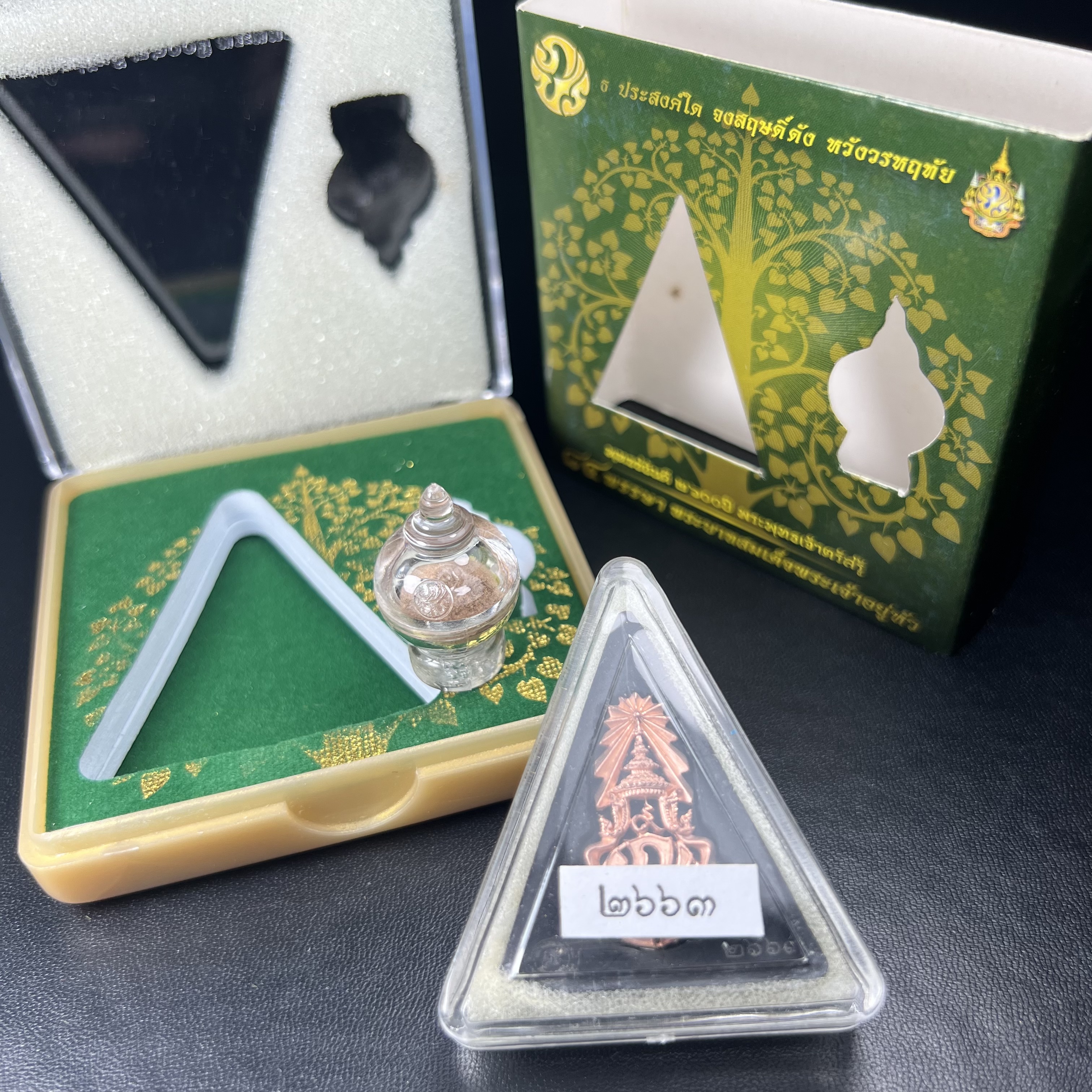 พระพุทธชินราช(จำลอง)ภปร. 84พรรษา เนื้อผงปิดทองด้านหน้า หลัง ภ.ป.ร. ทองแดง(พระราชทานมวลสาร จิตรลดาและเส้นพระเจ้า ร.9(เส้นผม))