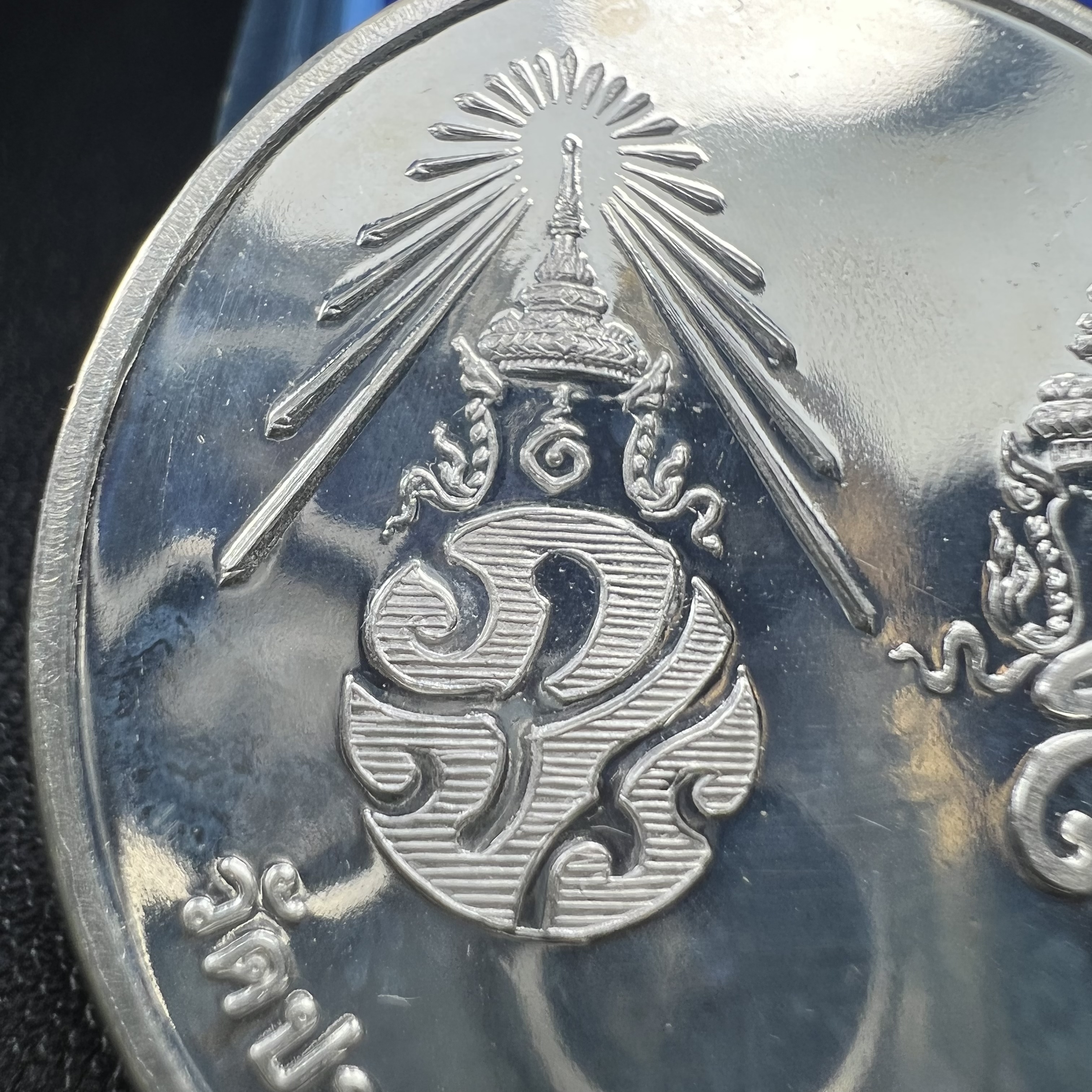 เหรียญรูปเหมือนพระราชสังวราภิมณฑ์(หลวงปู่โต๊ะ)ที่ระลึก ครบ 108 ปี วัดประดู่ฉิมพลี ปี 2538 ด้านหลังพระราชทานพระนามาภิไธยย่อ ภปร. และ สก. เนื้อเงินขัดเงา เหรียญกลมใหญ่ขนาด 3.5 ซม.สภาพสวยเดิมกล่องบรรจุเดิมครบสมบูรณ์และหายาก