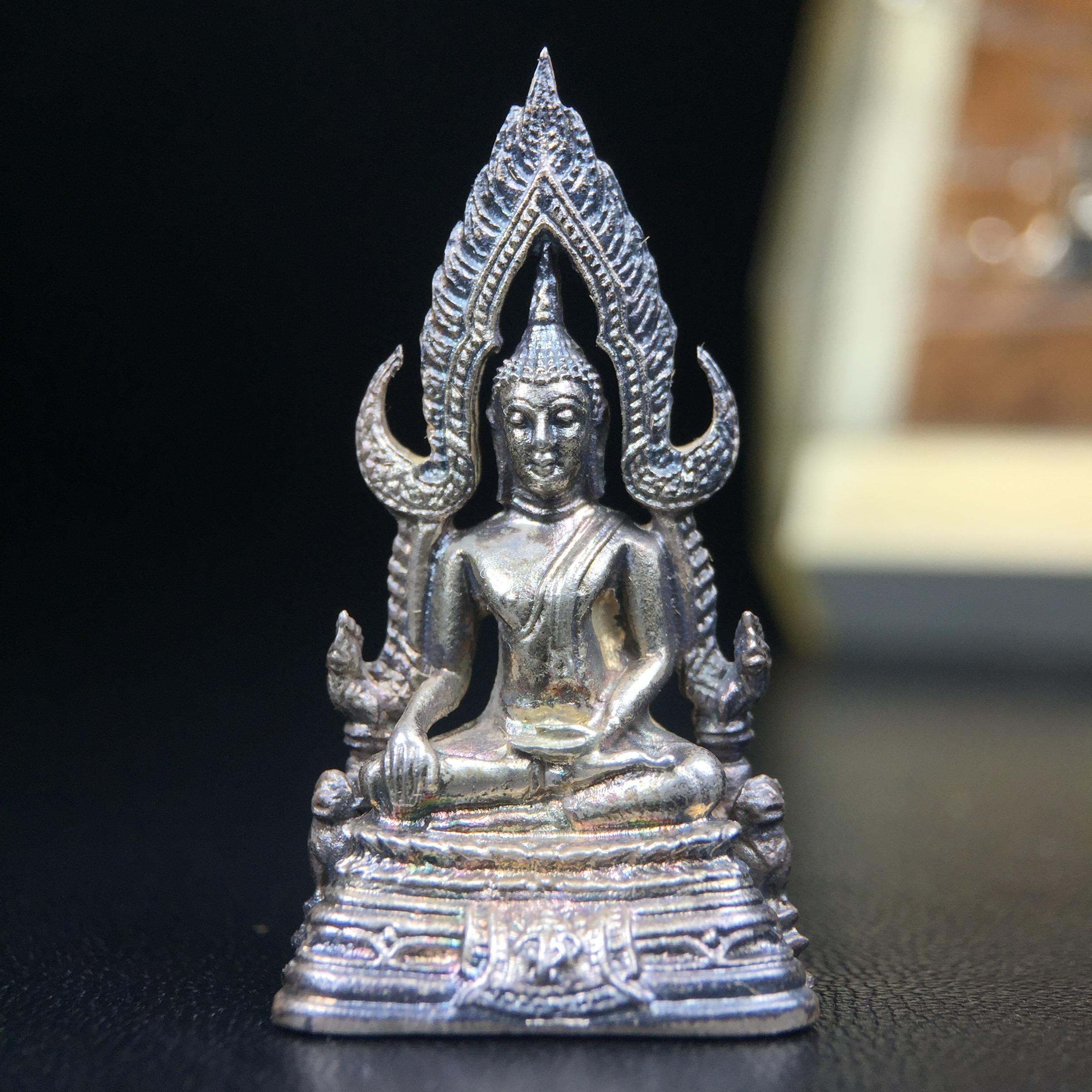 พระกริ่งพระพุทธชินราช มวก. วัดเบญจมบพิตร ปี 2519(รุ่นพิเศษ รุ่นแรก รุ่นเดียว)เนื้อเงิน(สภาพสวยผิวเดิมติดรุ้งผิวขึ้นน้ำทองสวยมีเสน่ห์ตามกาลเวลา)(ในหลวงรัชกาลที่9และสมเด็จพระราชินีเสด็จฯเททอง)(พิธีใหญ่ เกจิอาจารย์ในยุคยอดนิยมร่วมปลุกเสก) (องค์หมายเลข ๒๕๓๐)