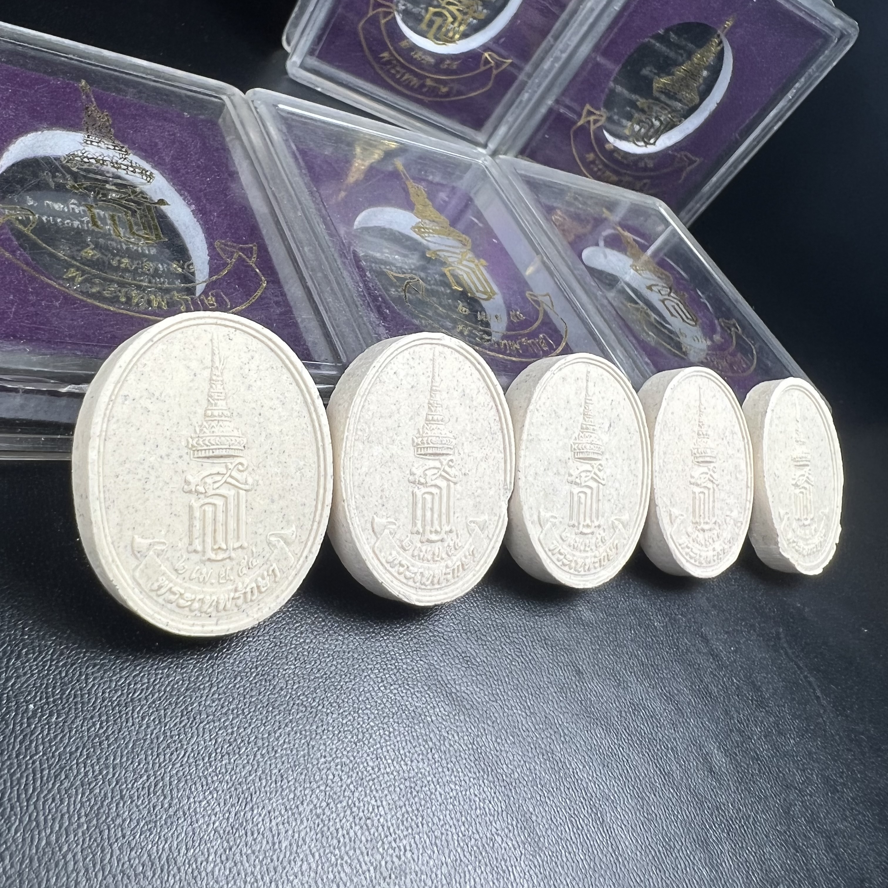 พระเบญจพุทธปาฏิหาริย์ สธ. รุ่น “พระเทพรักษา” ปี 2554 ชุดเนื้อผง ขนาด 2.5 ซม.(ครบชุด 5 องค์) พร้อมกล่องบรรจุเดิมครบสมบูรณ์(พิธีใหญ่ มหาพุทธาภิเษก 5 วัด 5 พิธี)