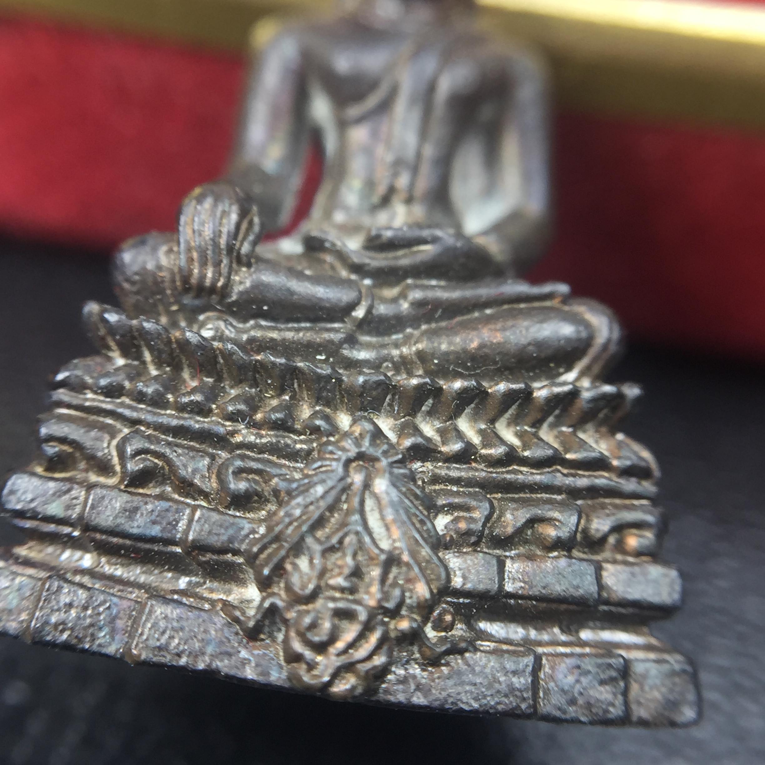 พระกริ่งพระพุทธชินสีห์ ภปร ทันโตเสฏโฐ ปี 2533 เนื้อนวโลหะ (วัตถุมงคลหนึ่งเดียวที่บรรจุพระทนต์(ฟัน)ในหลวงรัชกาลที่9 พระราชทานให้จัดสร้าง)(1ใน1999องค์)