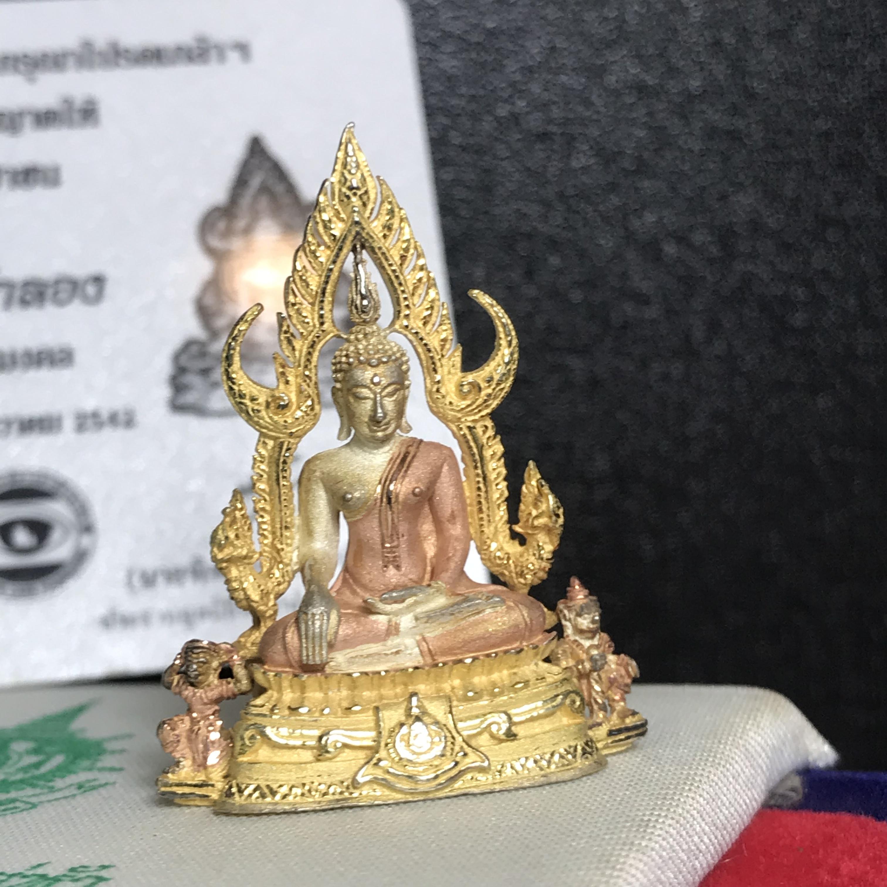 พระพุทธชินราช ภปร. ในวโรกาสพระราชพิธีมหามงคล เฉลิมพระชนมายุ6รอบ 5ธันวาคม2542) เนื้อเงินสามกษัตริย์ พิมพ์ขนาดใหญ่ พร้อมกล่องบรรจุและใบรับรองเดิม