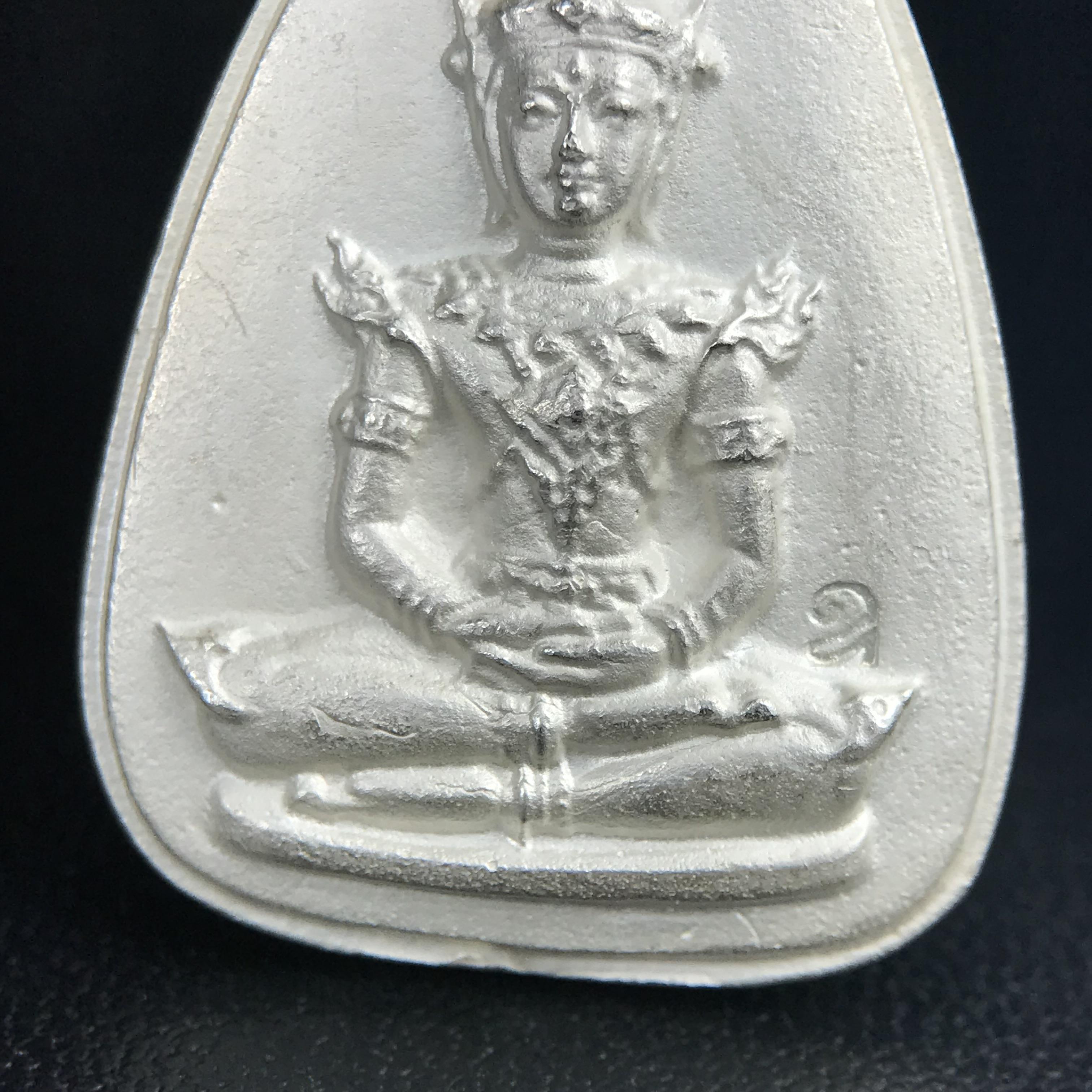 พระแก้วมรกต ญสส. สมเด็จพระญาณสังวร สมเด็จพระสังฆราช วัดบวรนิเวศวิหาร รุ่นมรดกไทย มรดกโลก พ.ศ.2536 จัดสร้างโดยมูลนิธิปริยัติศึกษา ในพระสังฆราชูปถัมภ์ เนื้อเงิน พิมพ์ใหญ่ขนาดสูง 3 ซ.ม. พร้อมกล่องบรรจุเดิมครบ