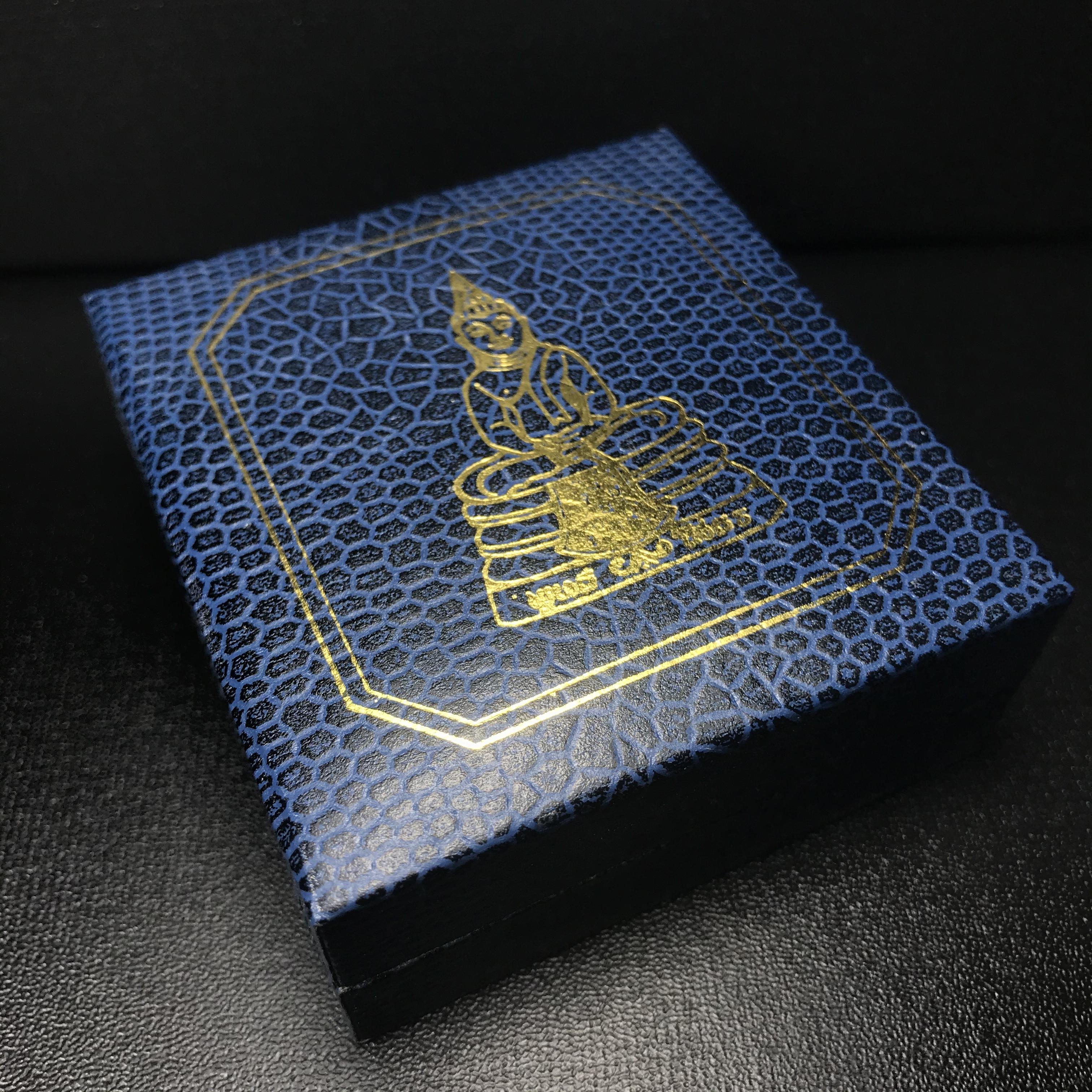 พระพุทธโสธร(หลวงพ่อโสธร) รุ่นสร้างอุโบสถ ปี2539 เนื้อเงิน พิมพ์แปดเหลี่ยม(หายาก) สภาพสวยผิวเดิมขึ้นน้ำทองสีรุ้งแบบนิยม กล่องบรรจุเดิมครบสมบูรณ์