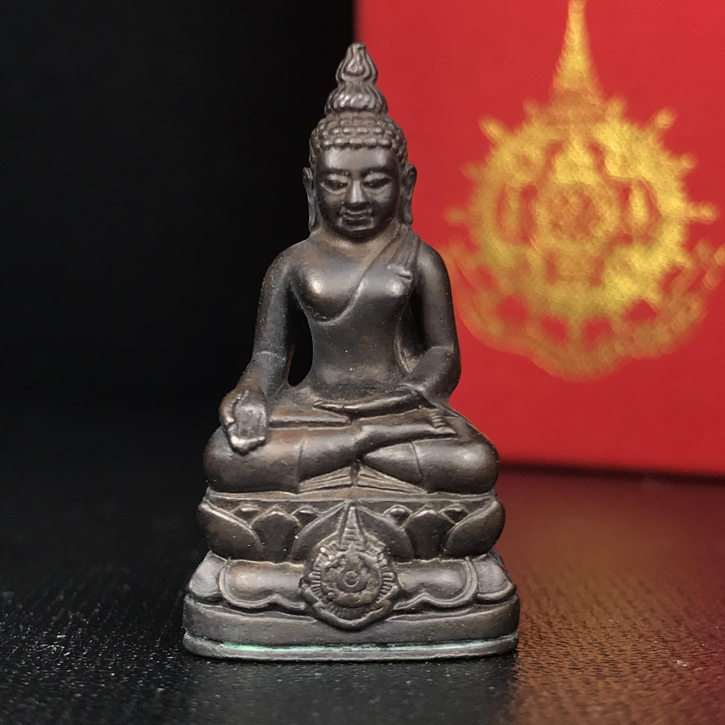 พระกริ่งไพรีพินาศ เฉลิมพระเกียรติ พระบาทสมเด็จพระเจ้าอยู่หัวรัชกาลที่9 พระชนมพรรษา 6 รอบ ปี2542 เนื้อนวโลหะผสมทองคำ(บรรจุเหล็กไหล)ดีนอก-ดีใน