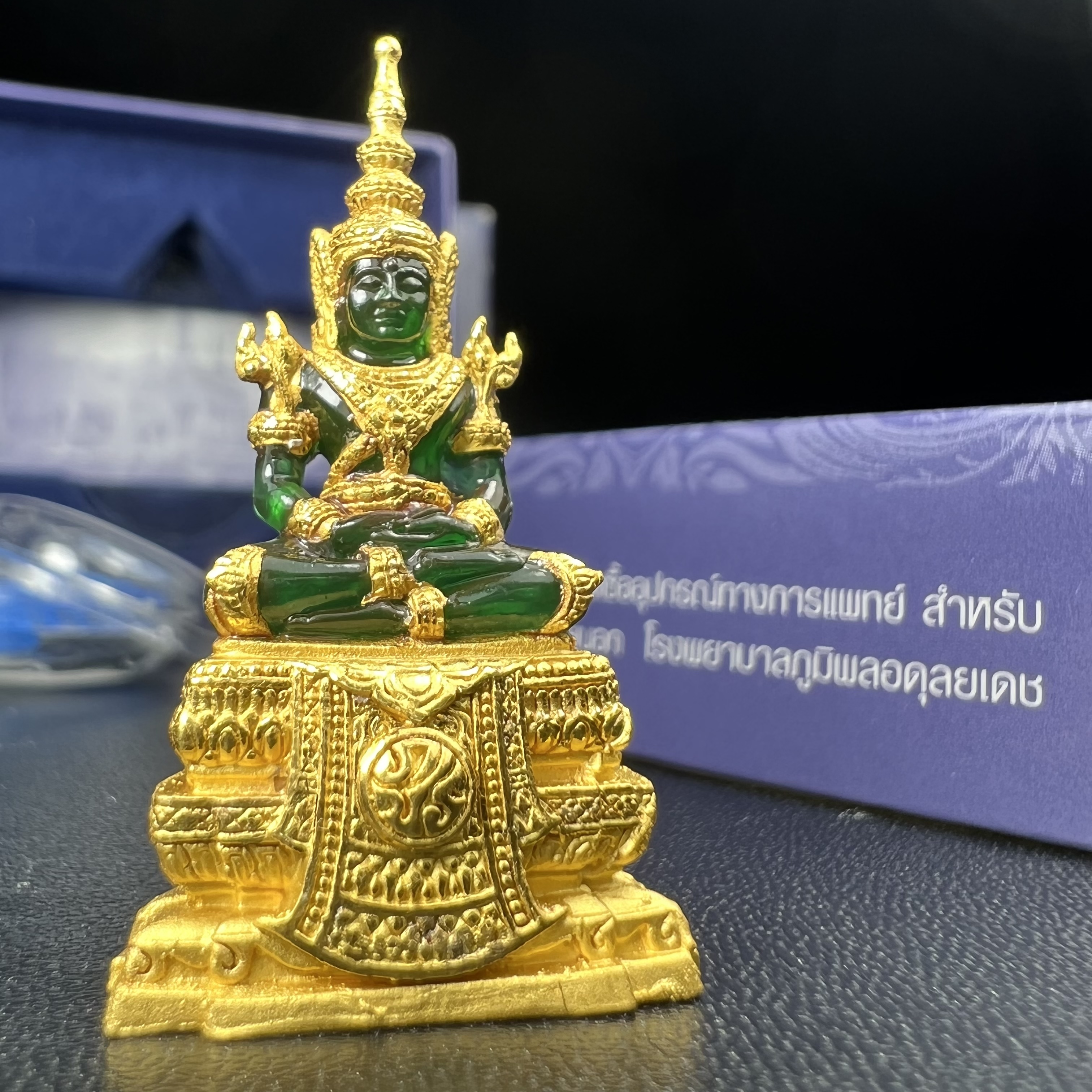 พระแก้วมรกต ภปร. จัดสร้างโดย รพ.ภูมิพลฯ ปี2547 ลอยองค์ขนาดหน้าตัก 1/2 นิ้ว เนื้อเรซิ่นหุ้มทองคำ99.99 งดงามทรงคุณค่าอีกหนึ่งรุ่นยอดนิยม หายาก