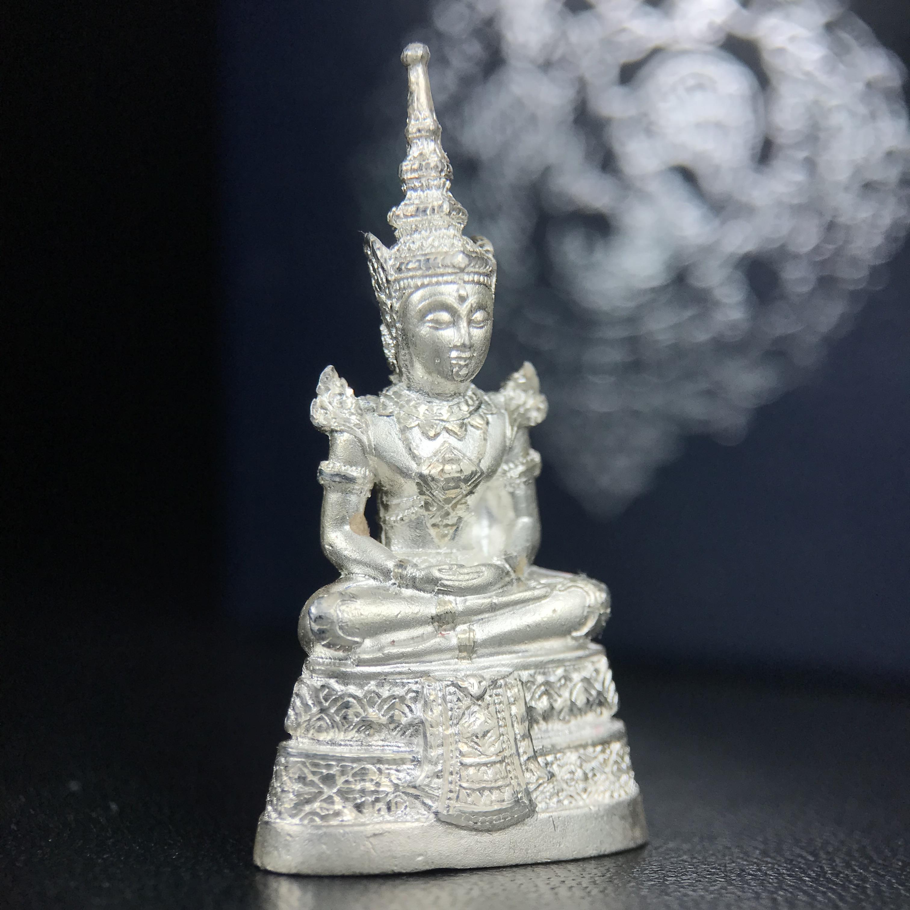 พระแก้วมรกต กรมสรรพสามิตจัดสร้างขึ้นเนื่องในโอกาสครบรอบ 64 ปีของกรมสรรพสามิต และเนื่องในวโรกาสที่พระบาทสมเด็จพระเจ้าอยู่หัวรัชกาลที่ 9 ทรงครองราชย์ครบ50ปีเมื่อ พ.ศ.2539 เนื้อเงินทรายนวลขัดเงา พร้อมกล่องบรรจุเดิมสวยครบสมบูรณ์