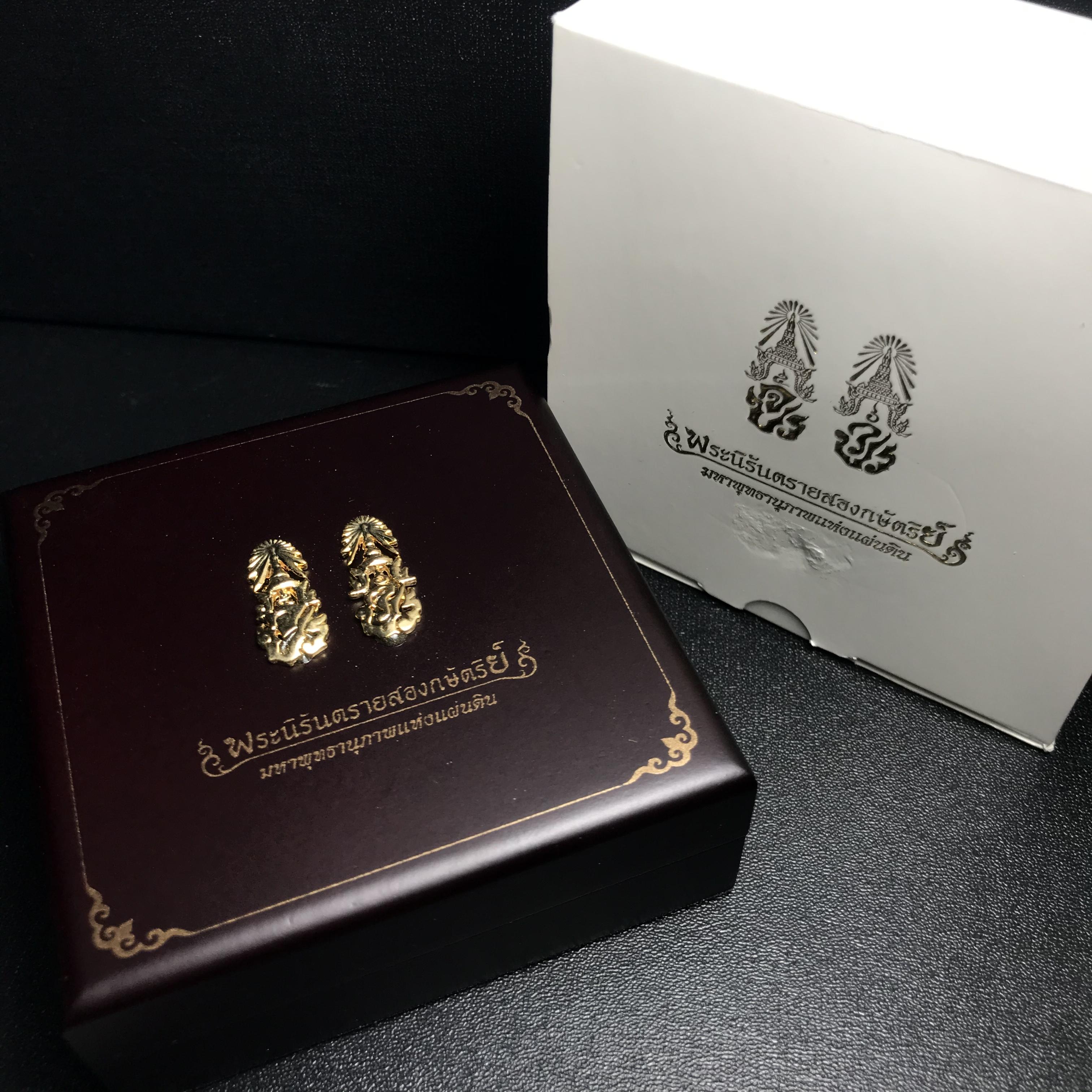 พระนิรันตรายสองกษัตริย์ มหาพุทธานุภาพแห่งแผ่นดิน ปี2552 "พระผู้ปกป้องคุ้มครองจากภัยอันตรายทั้งปวง"พระกริ่งเนื้อนวโลหะรมดำ หน้าตัก 1/2 นิ้ว พร้อมกล่องบรรจุเดิมครบชุด(1 ใน 9999 องค์)