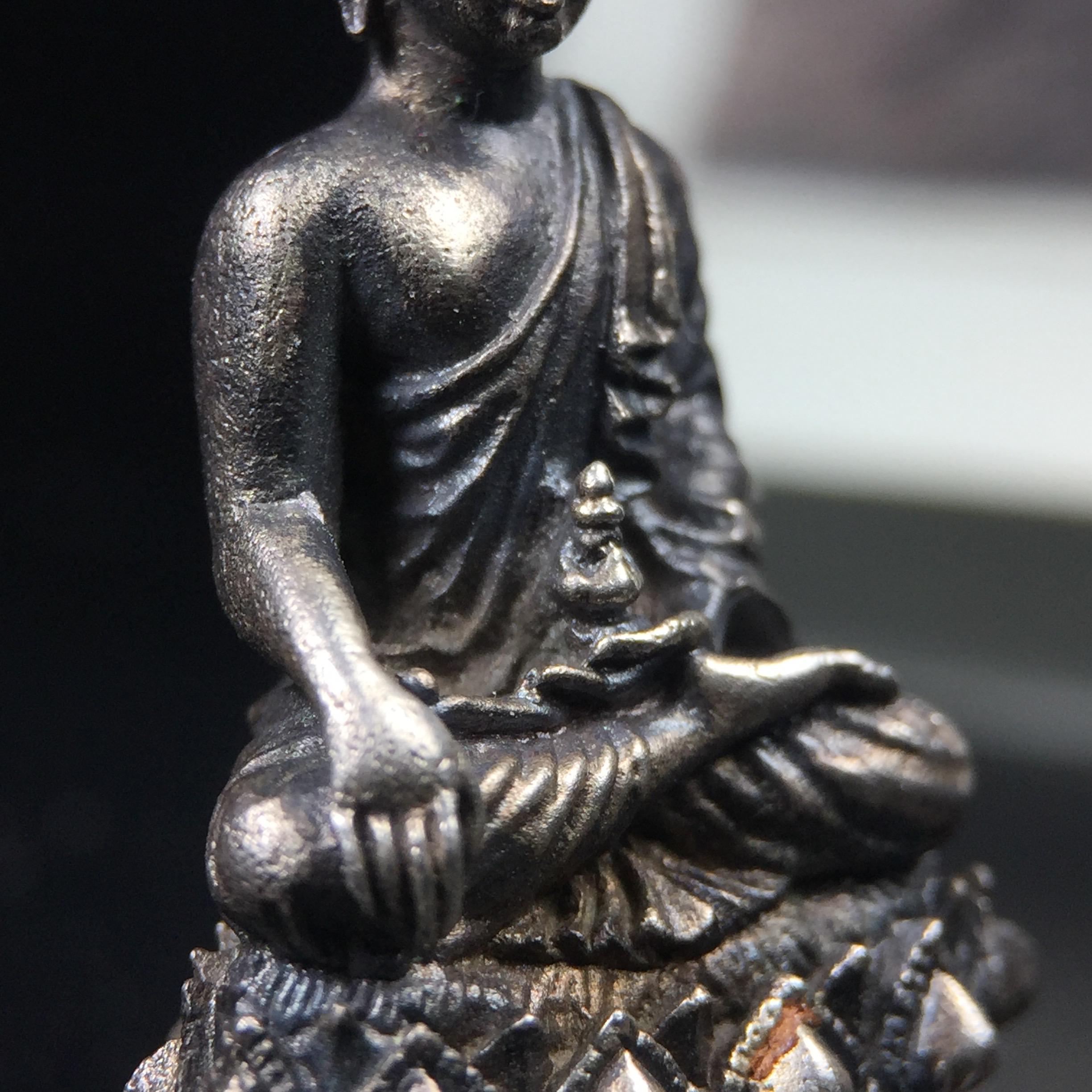 พระกริ่งพรหมรังสี อนุสรณ์ 190 ปี สมเด็จพระพุฒาจารย์ โต วัดอินทรวิหาร ปี2521 เนื้อเงิน(ผิวเดิมเข้มขลัง)พิธีมหาพุทธาภิเษกครั้งยิ่งใหญ่ พิธีสรรพสิทธิชัยไพรีพินาศมหามังคลาภิเษก หมายถึงฤกษ์การปลุกเสกที่เน้นด้านโชคลาภ มีชัยชนะต่อศัตรูการค้า การงาน(รุ่นนี้แนะนำ)