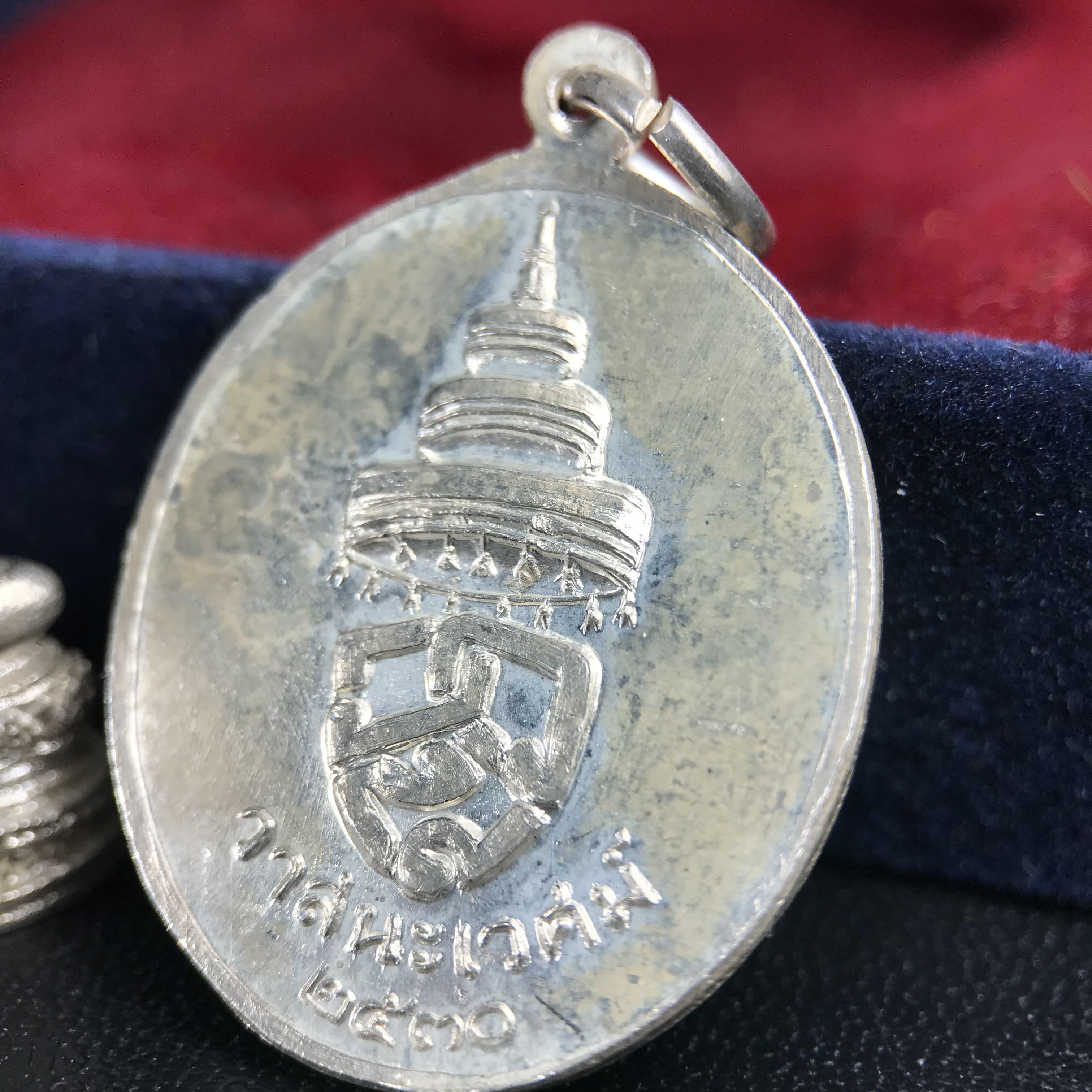 พระวาสนะเวศม์ พร้อมเหรียญ ชุดกรรมการ เนื้อเงิน(หายากพบเจอน้อย) สร้างในโอกาสสมเด็จย่าทรงเปิดสถานสงเคราะห์คนชรา 8 พฤษภาคม ปี 2530 กรมประชาสงเคราะห์จัดสร้าง พิธีปลุกเสก วัดบวรนิเวศวิหาร