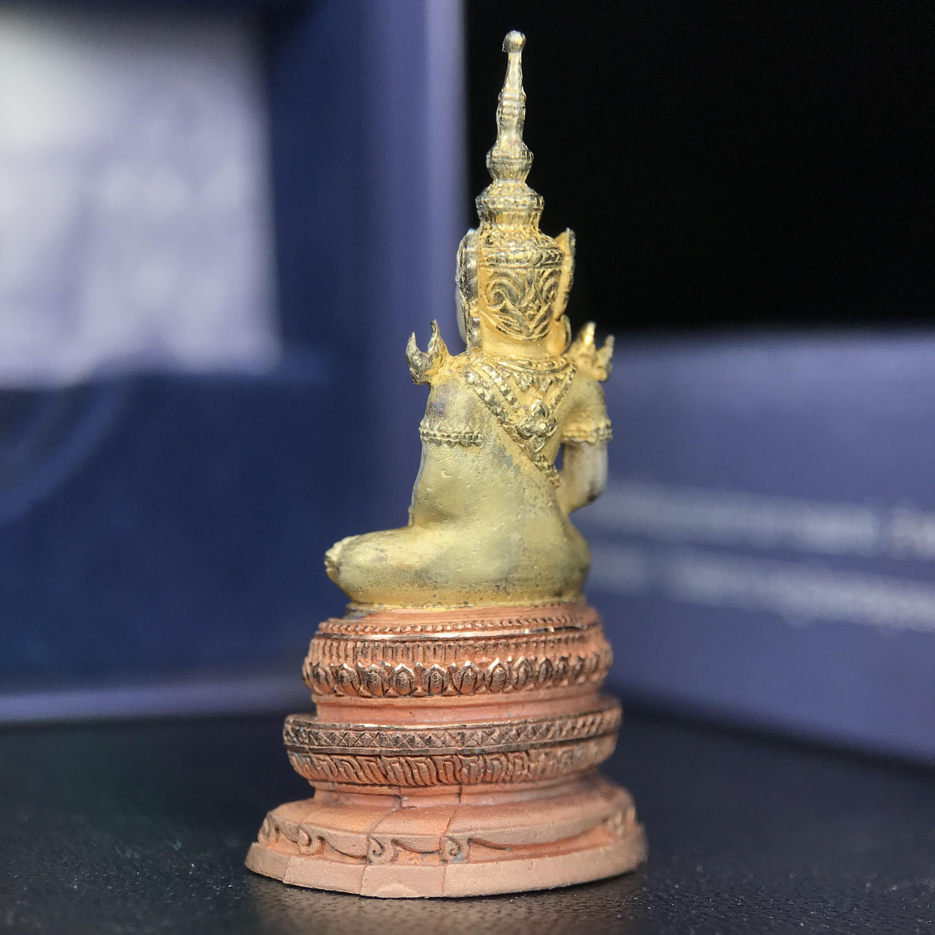 พระแก้วมรกต ภปร. ปี 2547 จัดสร้างโดยโรงพยาบาลภูมิพลอดุลยเดช เนื้อเงิน(3 กษัตริย์) ลอยองค์ หน้าตัก 1/2 นิ้ว สูง 3.7 ซม.พิธีมหามังคาภิเษก ณ พระอุโบสถวัดพระศรีรัตนศาสดาราม(วัดพระแก้ว) งดงามทรงคุณค่าอีกหนึ่งรุ่นยอดนิยม หายาก(องค์หมายเลข ๑๔๑๖)