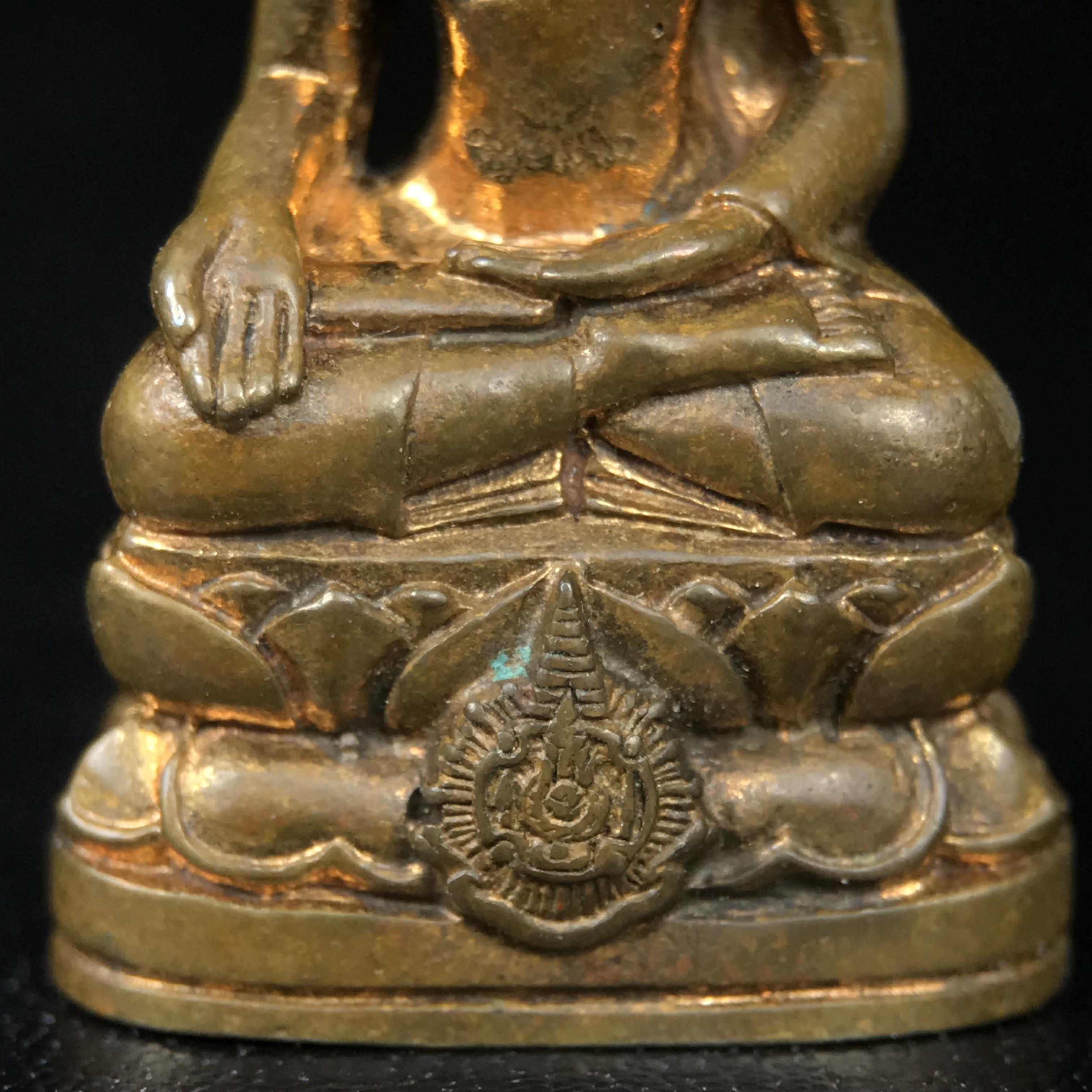 พระกริ่งไพรีพินาศ บรรจุเหล็กไหล ครั้งแรกและครั้งเดียวในประวัติศาสตร์ เฉลิมพระเกียรติ พระบาทสมเด็จพระเจ้าอยู่หัวรัชกาลที่9 พระชนมพรรษา 6 รอบ ปี2542 เนื้อสัมฤทธิ์(บรรจุเหล็กไหล)ดีนอก-ดีใน พิธีใหญ่ มวลสารเด่น (หายาก)