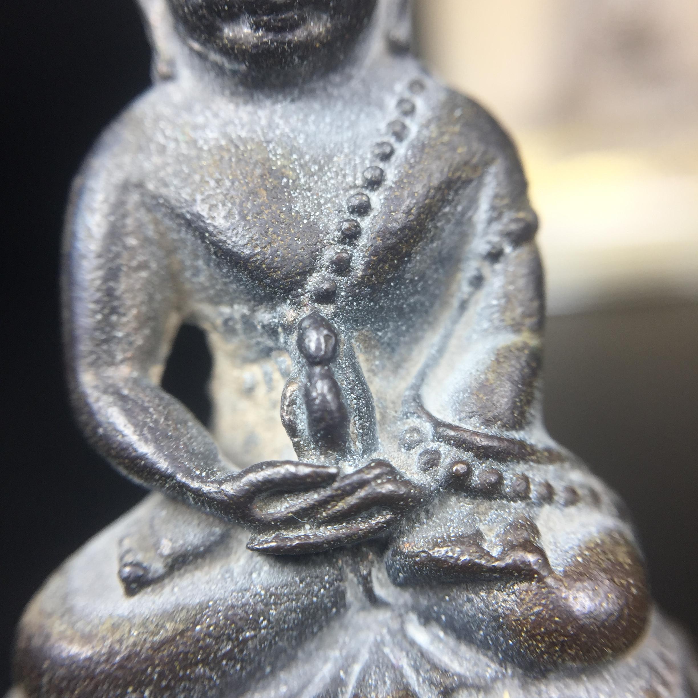 พระกริ่งชินบัญชรฉลองพระชันษา 100 ปี สมเด็จพระญาณสังวร วัดบวรนิเวศวิหาร ปี 2556 เนื้อนวโลหะผสมทองคำก้นทองแดง พิธีใหญ่ มวลสารเด่น นิยม(1 ใน 2556 องค์)