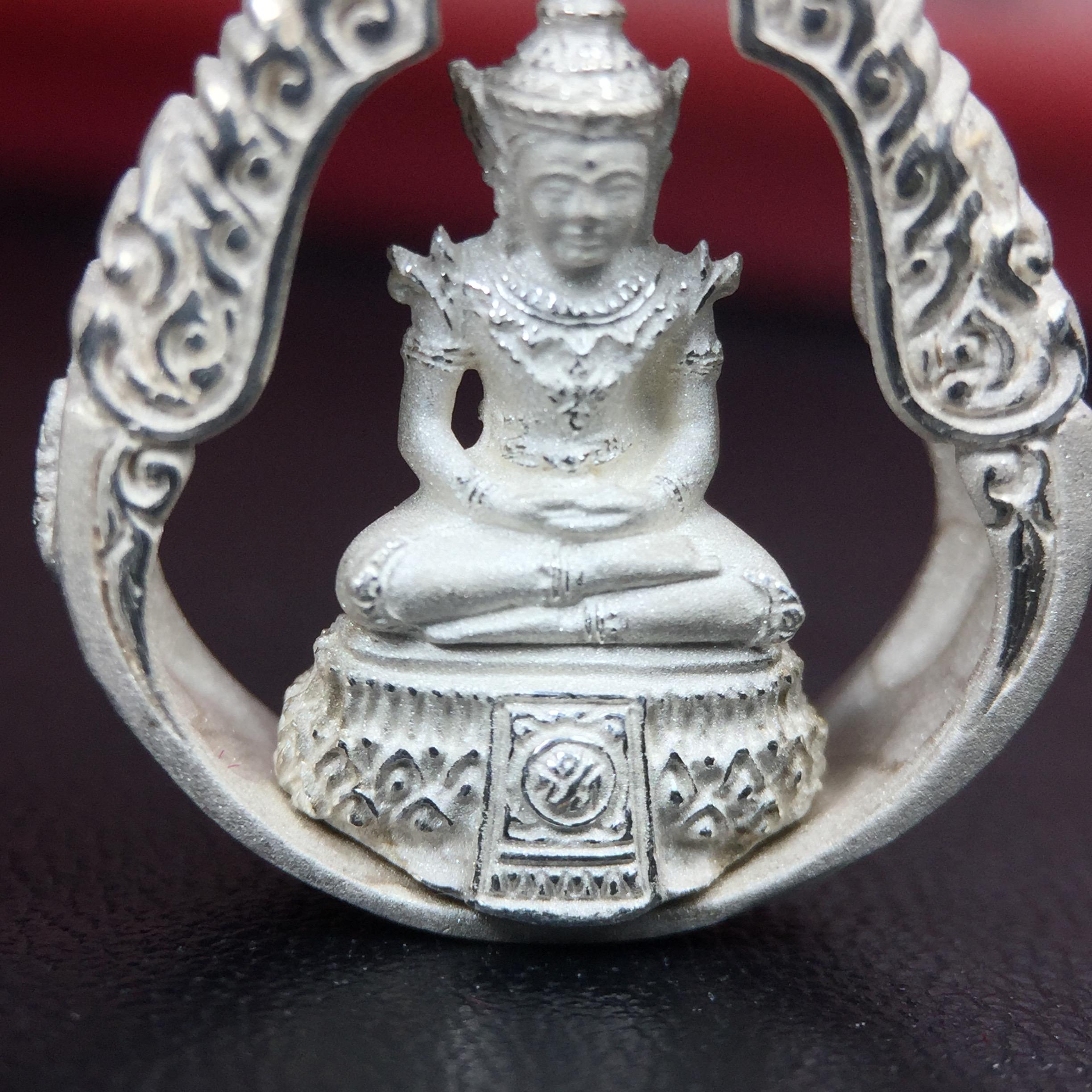 พระแก้วมรกต ภปร.(รุ่นแรก) ปี2545 จัดสร้างในมหาวโรกาส พระบาทสมเด็จพระเจ้าอยู่หัวรัชกาลที่ 9 ครบรอบ 75 พรรษา และฉลองกรุงรัตนโกสินทร์ครบ 220 ปี พิมพ์ลอยองค์ทรงหยดน้ำ เนื้อเงินบริสุทธิ์ 92.5% ขนาด 18*27 มม. พร้อมกล่องบรรจุเดิม สวยครบสมบูรณ์(องค์หมายเลข 1752)