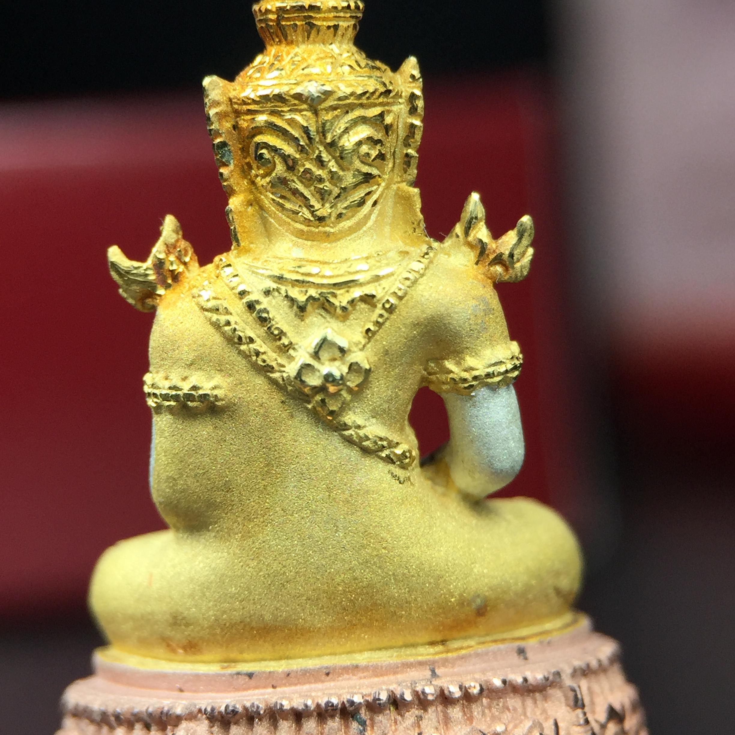 พระแก้วมรกต ภปร.(รุ่นแรก) ปี2545 รุ่นฉลองกรุงรัตนโกสินทร์ครบ 220 ปี พิมพ์ลอยองค์ใหญ่ เนื้อเงินบริสุทธิ์ 92.5% (สามกษัตริย์) ขนาด 19*35 มม. พร้อมกล่องบรรจุดิม สวยครบสมบูรณ์