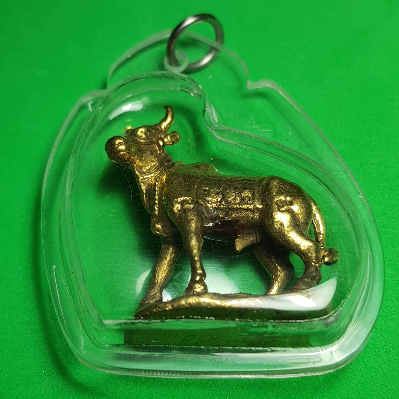 ของป้องกัน วัวธนู แบบเลี่ยมกรอบ หล่อจากทองเหลือง เจาะตรงอกฝังมวลสารอาถรรพ์ วัวนำโชค วัวมงคล วัวทองเหลือง