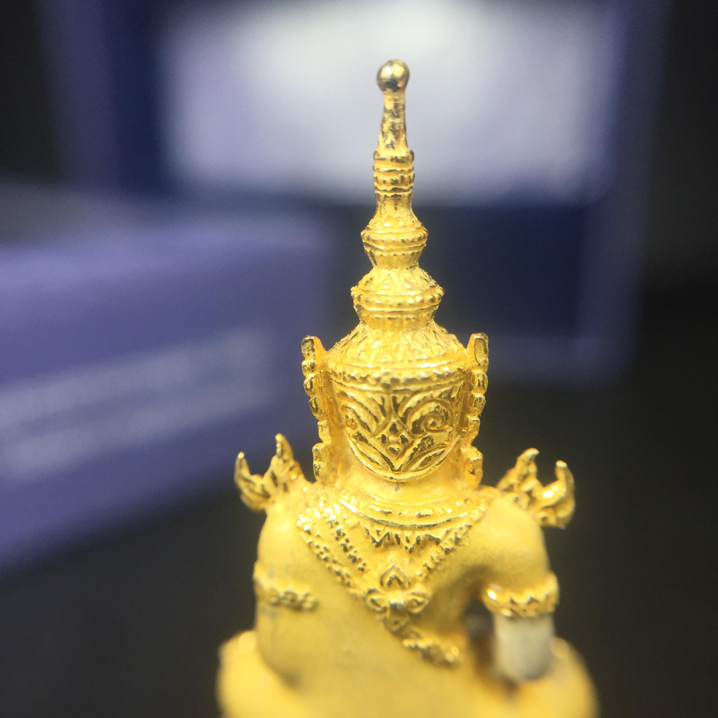 พระแก้วมรกต ภปร. ปี2547 จัดสร้างโดย รพ.ภูมิพลฯ เนื้อเงิน (3 กษัตริย์)ลอยองค์ หน้าตัก 1/2 นิ้ว(1ใน3000องค์)