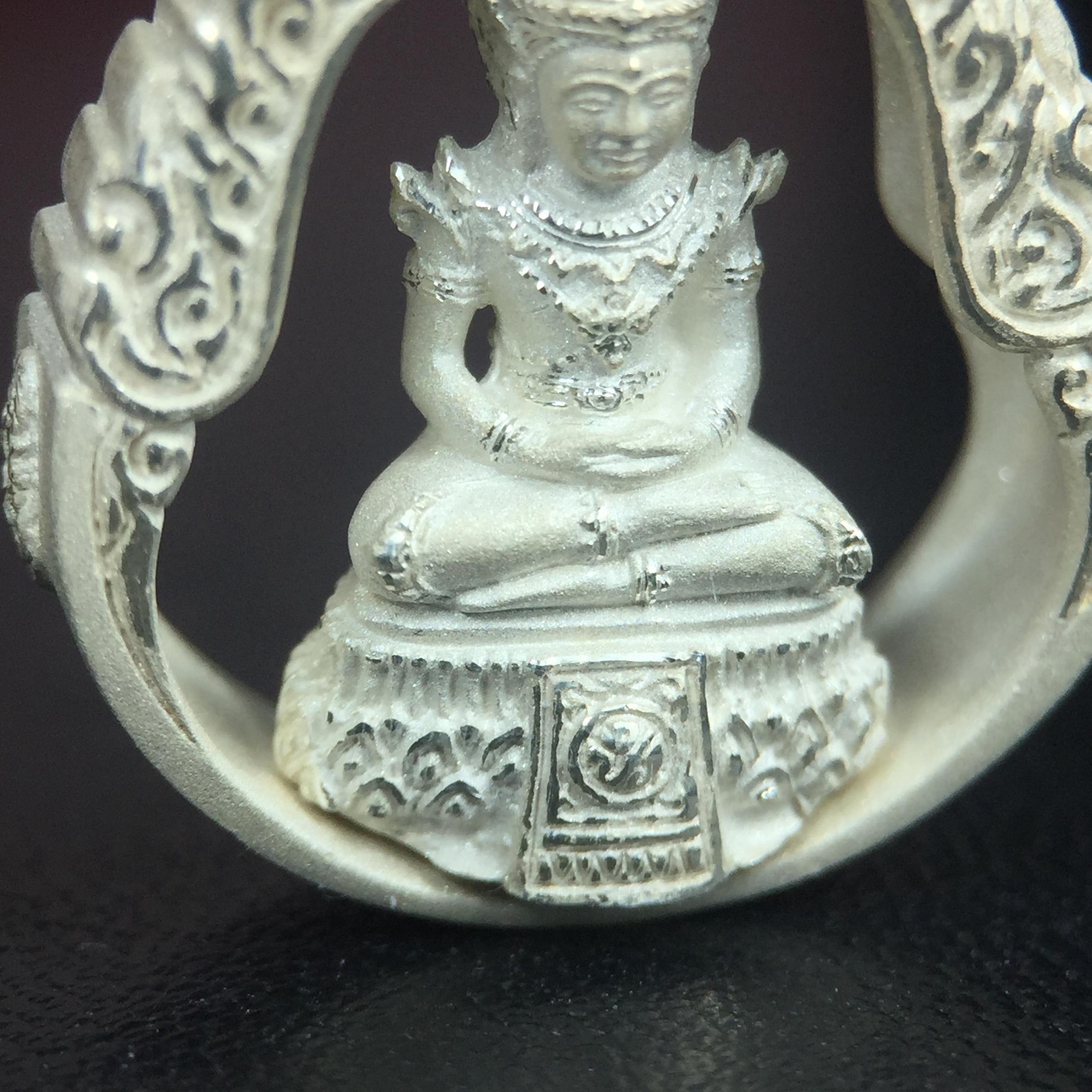 พระแก้วมรกต ภปร.(รุ่นแรก) ปี2545 รุ่นฉลองกรุงรัตนโกสินทร์ครบ 220 ปี พิมพ์ลอยองค์ทรงหยดน้ำ เนื้อเงินบริสุทธิ์ 92.5% ขนาด 18*27 มม. พร้อมกล่องบรรจุเดิม สวยครบสมบูรณ์(องค์หมายเลขสวย 1555)