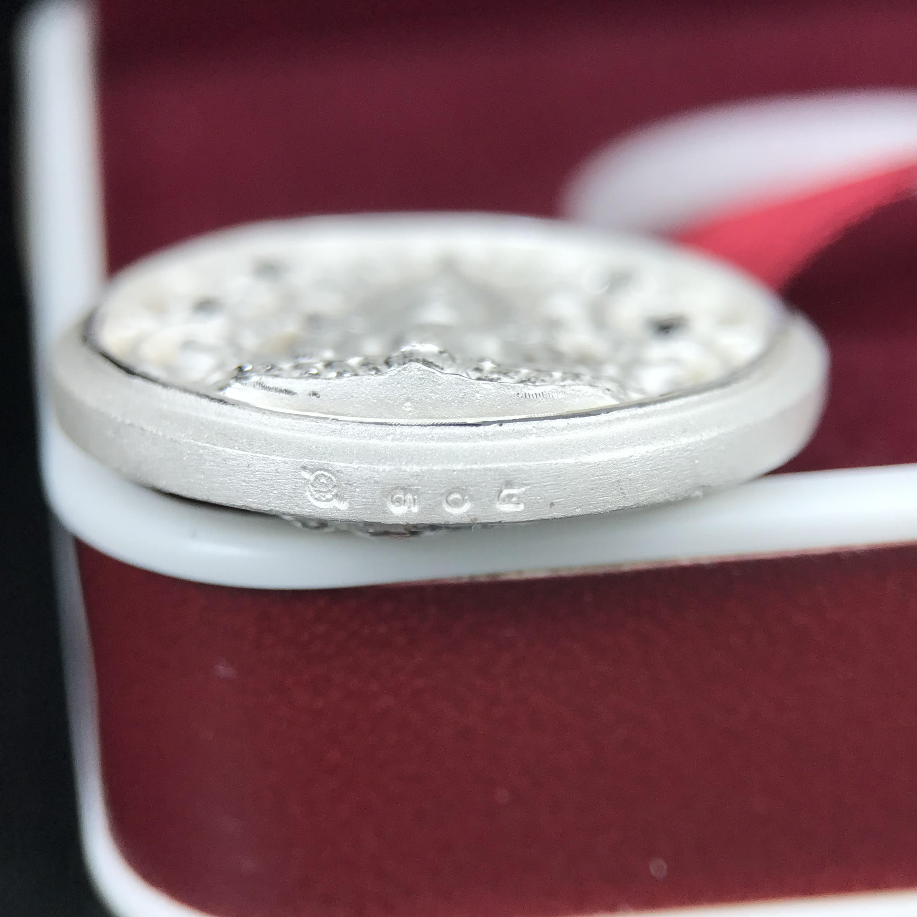 พระพุทธชินราช รุ่น ประวัติศาสตร์ มูลนิธิเพื่อตำรวจไทยจัดสร้าง ปี 2562 เนื้อเงินขัดเงา พิมพ์เหรียญรูปไข่ฉลุลายไทย พิมพ์ใหญ่ พระพุทธชินราช แบบจิวเวอร์รี่ (ขนาดสูง 2.9 ซม.) (สภาพ สวย ซีนซองเดิม กล่องบรรจุเดิมครบสมบูรณ์)