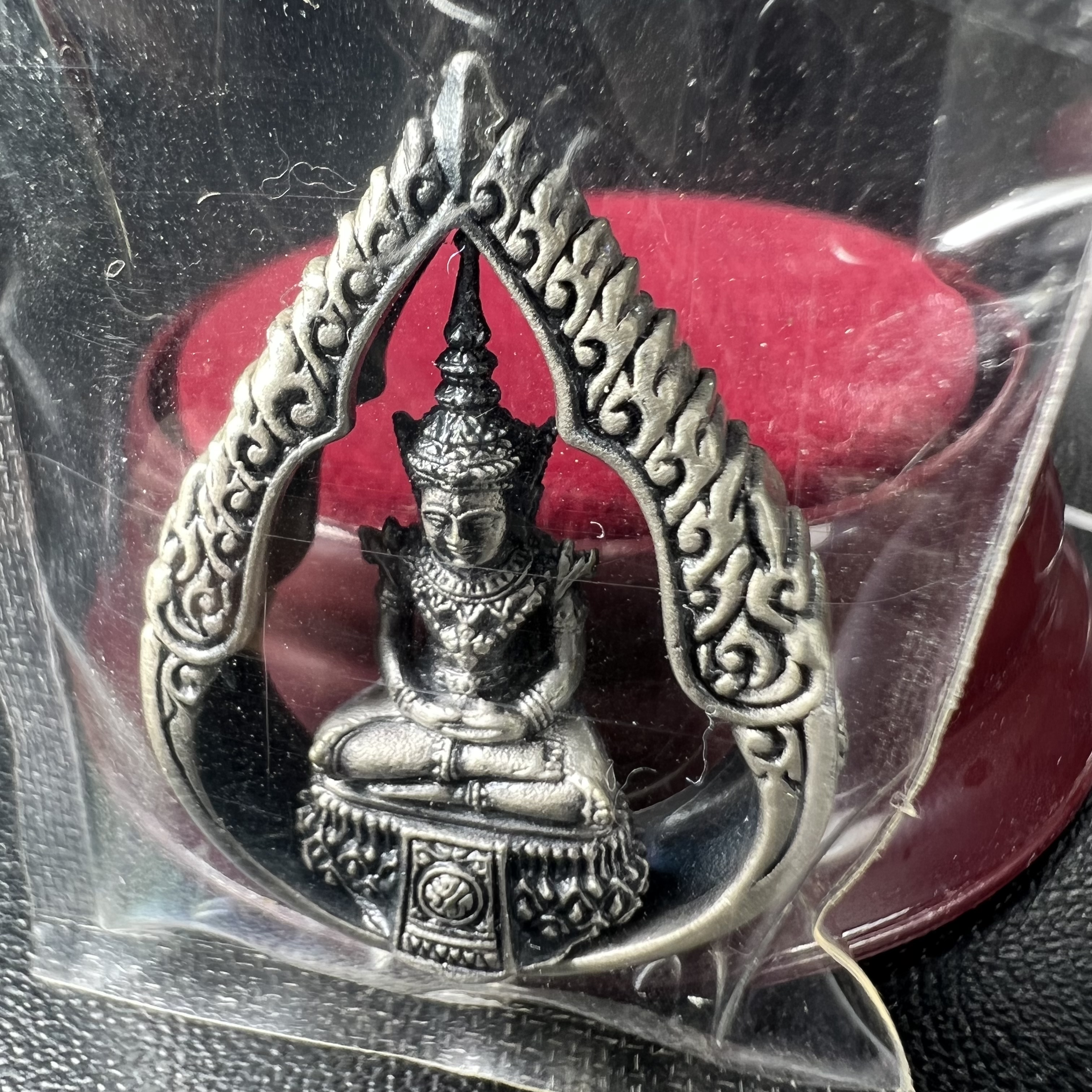 พระแก้วมรกต ภปร.(รุ่นแรก) ปี2545 รุ่นฉลองกรุงรัตนโกสินทร์ครบ 220 ปี พิมพ์ลอยองค์ทรงหยดน้ำ เนื้ออัลปาก้า ชุบเงินลงดำ ขนาด 18*27 มม. พร้อมครอบตั้งโชว์เดิม องค์พระซีนซองเดิม สวยครบสมบูรณ์