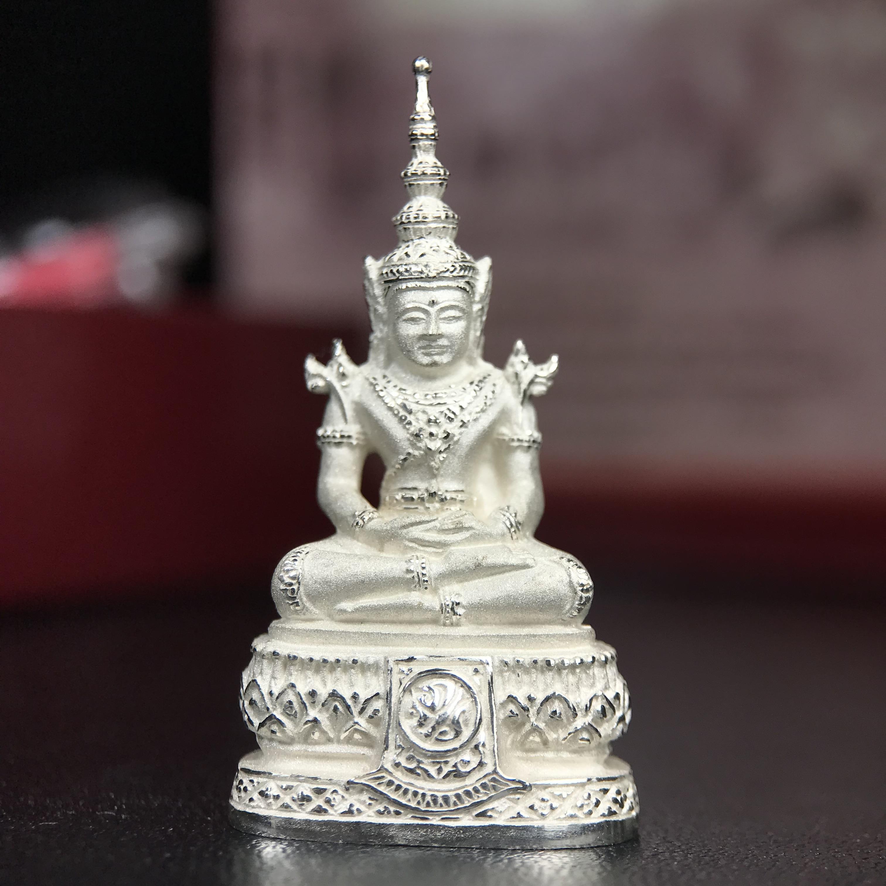 พระแก้วมรกต ภปร.(รุ่นแรก) ปี2545 จัดสร้างในมหาวโรกาส พระบาทสมเด็จพระเจ้าอยู่หัวรัชกาลที่ 9 ครบรอบ 75 พรรษา และฉลองกรุงรัตนโกสินทร์ครบ 220 ปี พิมพ์ลอยองค์ใหญ่ เนื้อเงินบริสุทธิ์ 92.5% ขนาด 19*35 มม. พร้อมกล่องบรรจุเดิม สวยครบสมบูรณ์(องค์หมายเลขคู่สวย ๔๔๗๗)