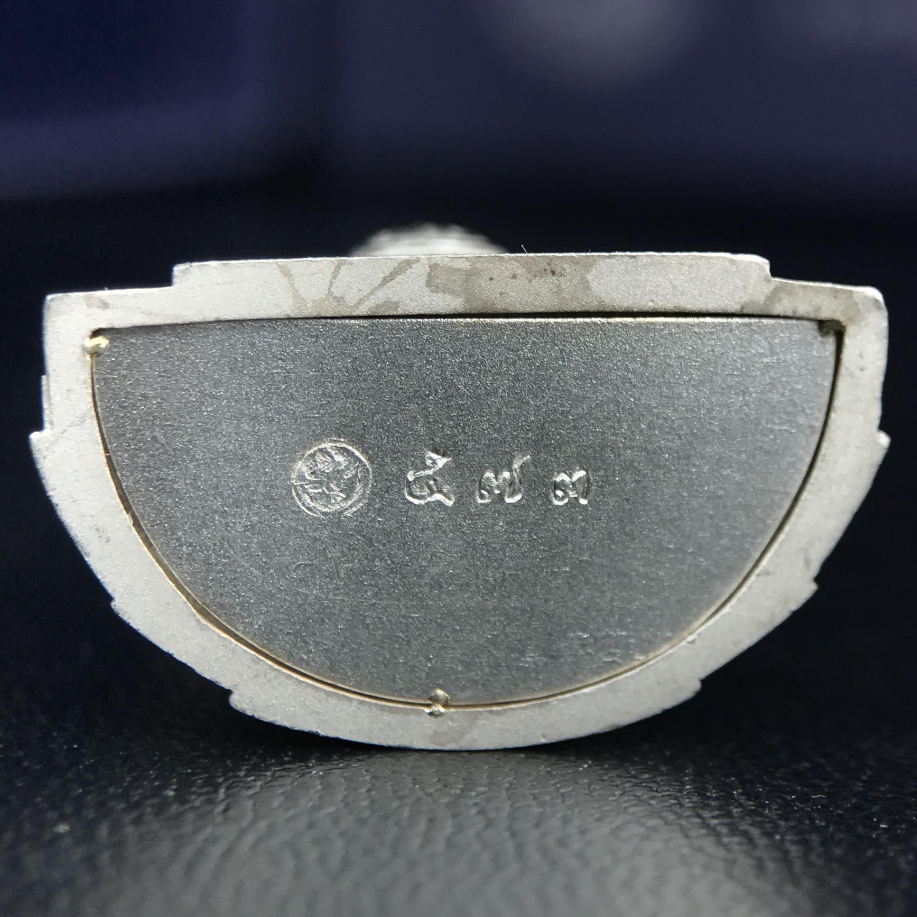 พระแก้วมรกต ภปร. ปี 2547 จัดสร้างโดยโรงพยาบาลภูมิพลอดุลยเดช เนื้อเงิน ลอยองค์ สูง 3.7 ซม.หน้าตัก 1/2 นิ้ว พิธีมหามังคาภิเษก ณ พระอุโบสถวัดพระศรีรัตนศาสดาราม(วัดพระแก้ว) งดงามทรงคุณค่าอีกหนึ่งรุ่นยอดนิยม หายาก(หมายเลขต้นๆหลักร้อย ๕๗๓)(1ใน3000องค์)