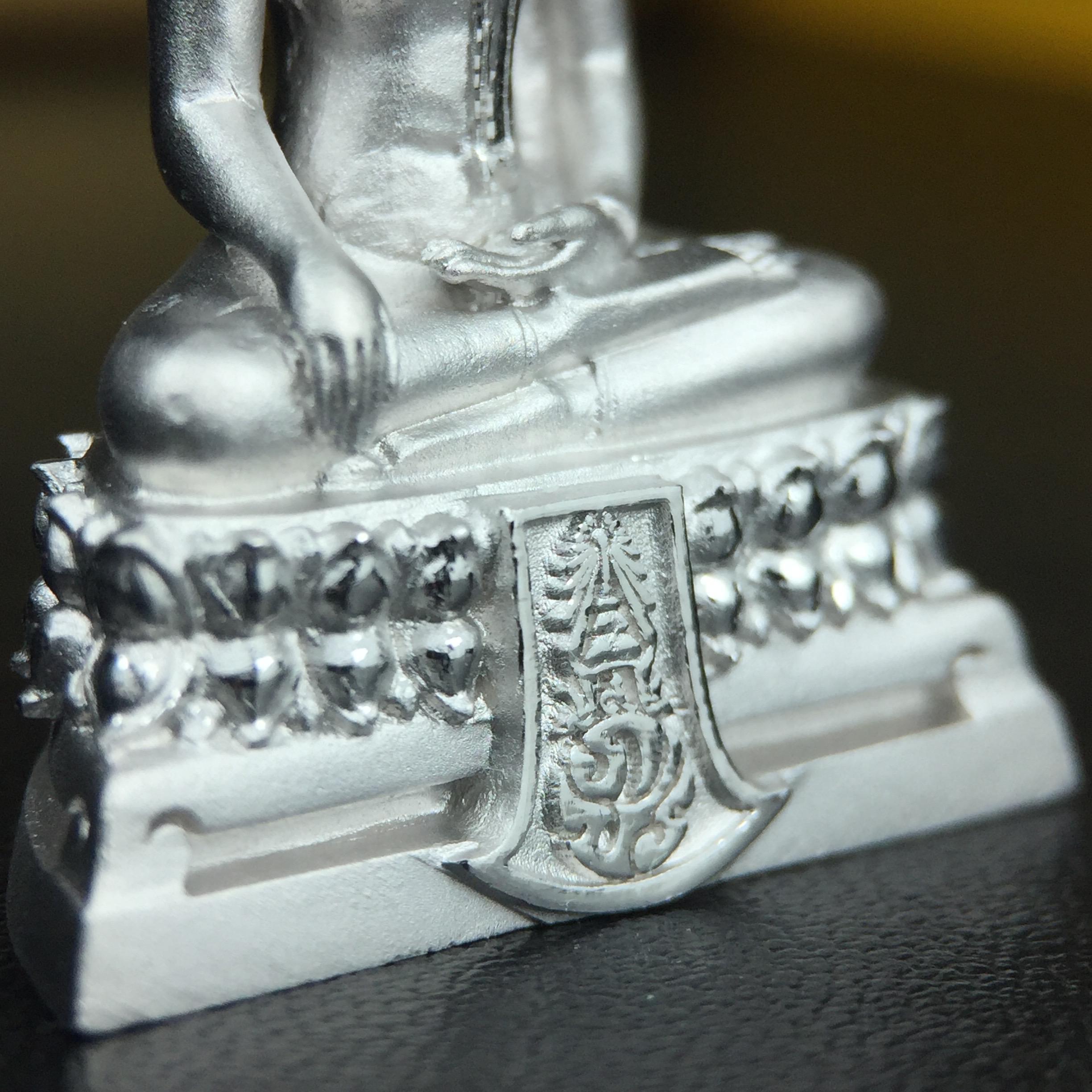 พระพุทธรูปคุ้มเกล้าฯ ภปร.(ใต้ร่มพระบารมี คุ้มเกล้า) 60ปี โรงพยาบาลภูมิพลฯ พ.ศ.2552 เนื้อเงิน ชุบทองคำขาว(พิมพ์ใหญ่ขนาด 35.5*24 มม.)สภาพสวยเดิมพร้อมกล่องบรรจุเดิม ตอกโค๊ดหมายเลขกำกับ หายาก(1ใน5000 องค์)