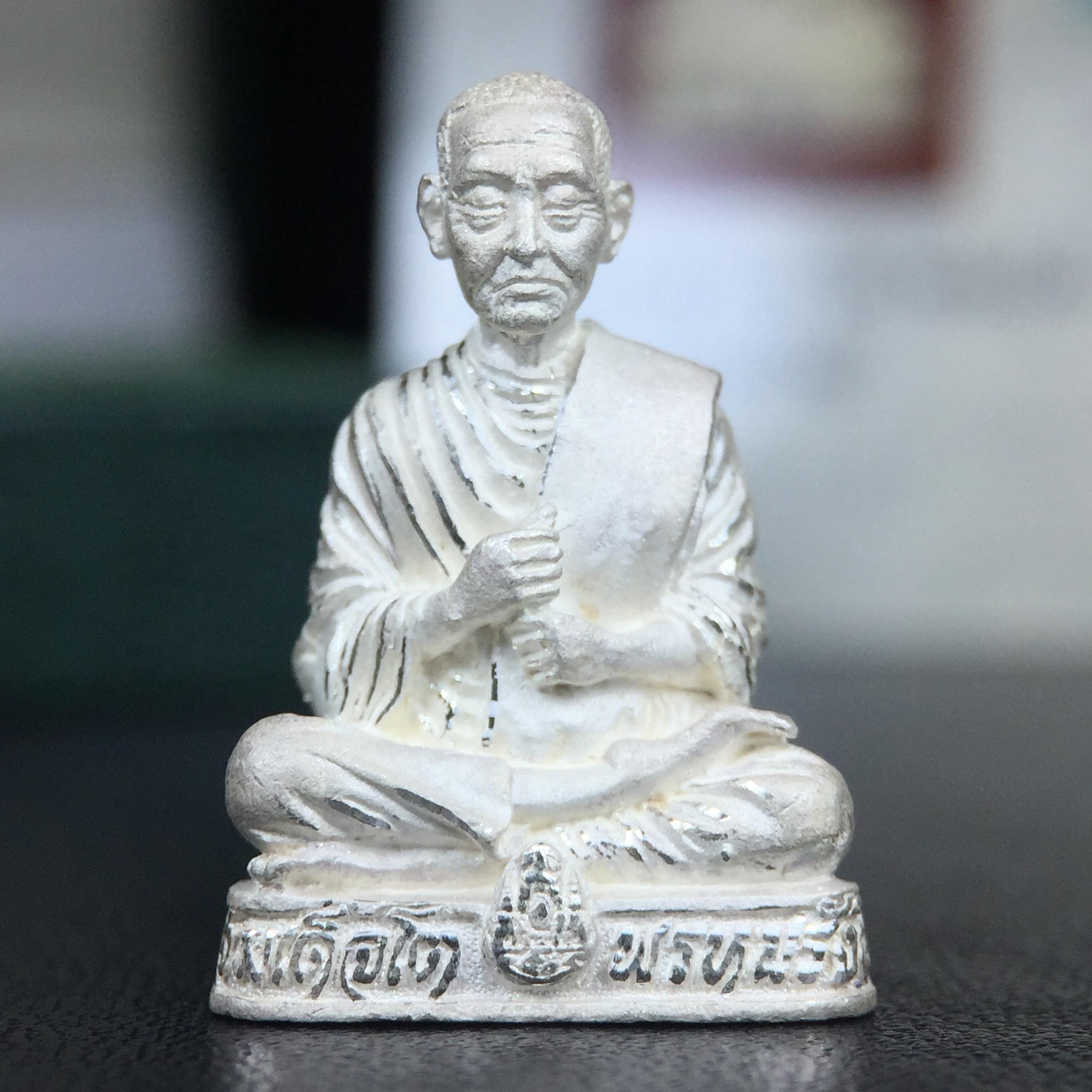 รูปเหมือนสมเด็จพระพุฒาจารย์ (โต พรหมรังสี)วัดใหม่อมตรส บางขุนพรหม ปี2540 รุ่นกาญจนาภิเษก จัดสร้างในวโรกาสที่รัชกาลที่ 9 ทรงครองสิริราชสมบัติ ครบ 50ปี ลอยองค์พิมพ์ใหญ่ เนื้อเงินบริสุทธิ์ 99.9% แบบทรายนวลขัดเงาบางส่วน พร้อมกล่องใบรับรองเดิมครบ