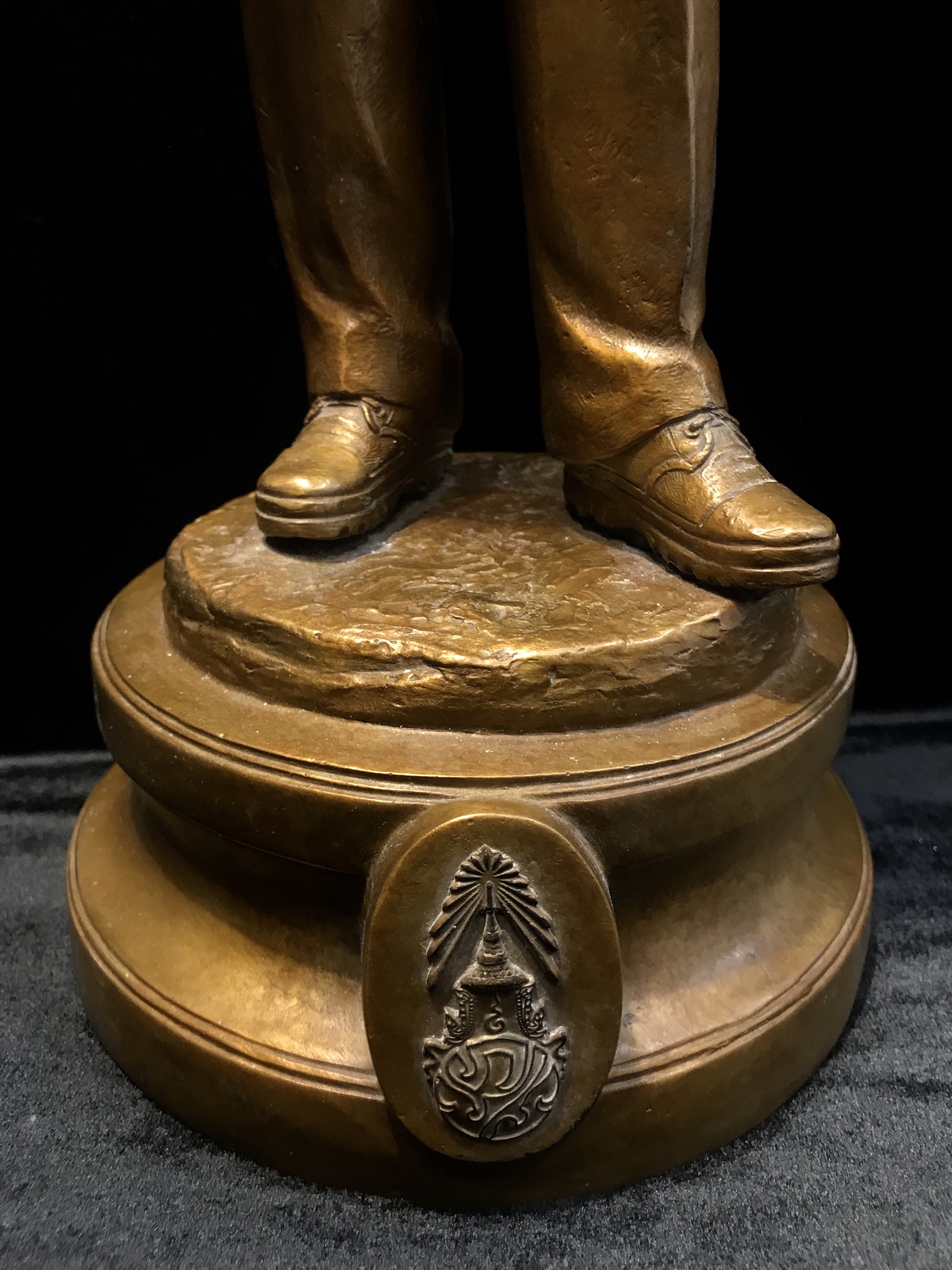 รูปหล่อพระบรมรูปพระบาทสมเด็จพระเจ้าอยู่หัว “ทรงงาน” เนื่องในโอกาสเฉลิมพระชนมพรรษา 86 พรรษา 5 ธันวาคม 2556 (ในหลวงท่านทรงดำริให้จัดสร้าง และ ตรวจงานด้วยพระองค์เอง)