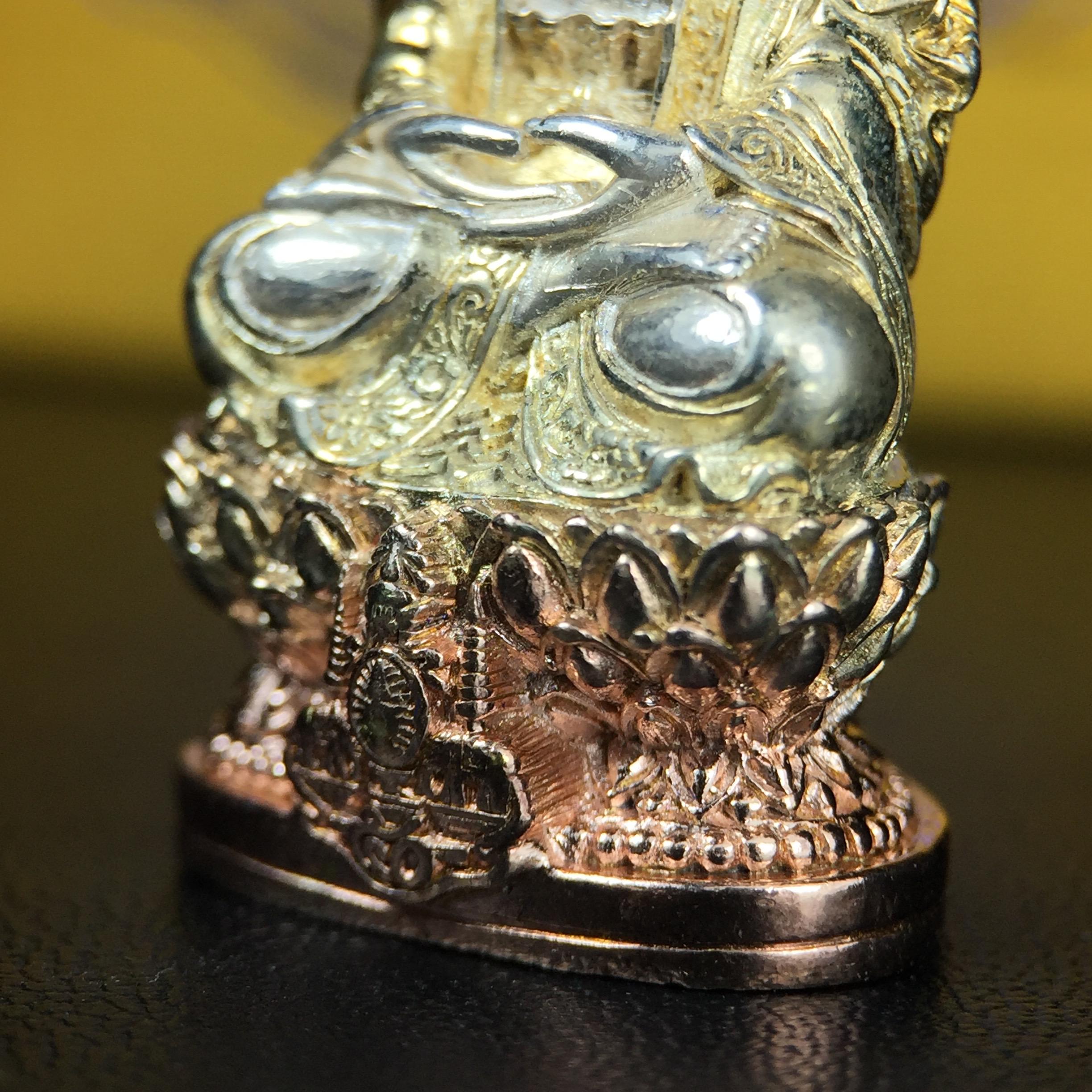 พระกริ่งจีน "ต้าเยิ่นถะ" รุ่น กาญจนาภิเษก ครองราชย์ 50 ปี วัดบวรนิเวศวิหาร ปี2538 เนื้อเงินสามกษัตริย์ สูง 3.8 ซม. (คัดสภาพสวยเดิม พิธีใหญ่ พุทธศิลป์งดงาม)