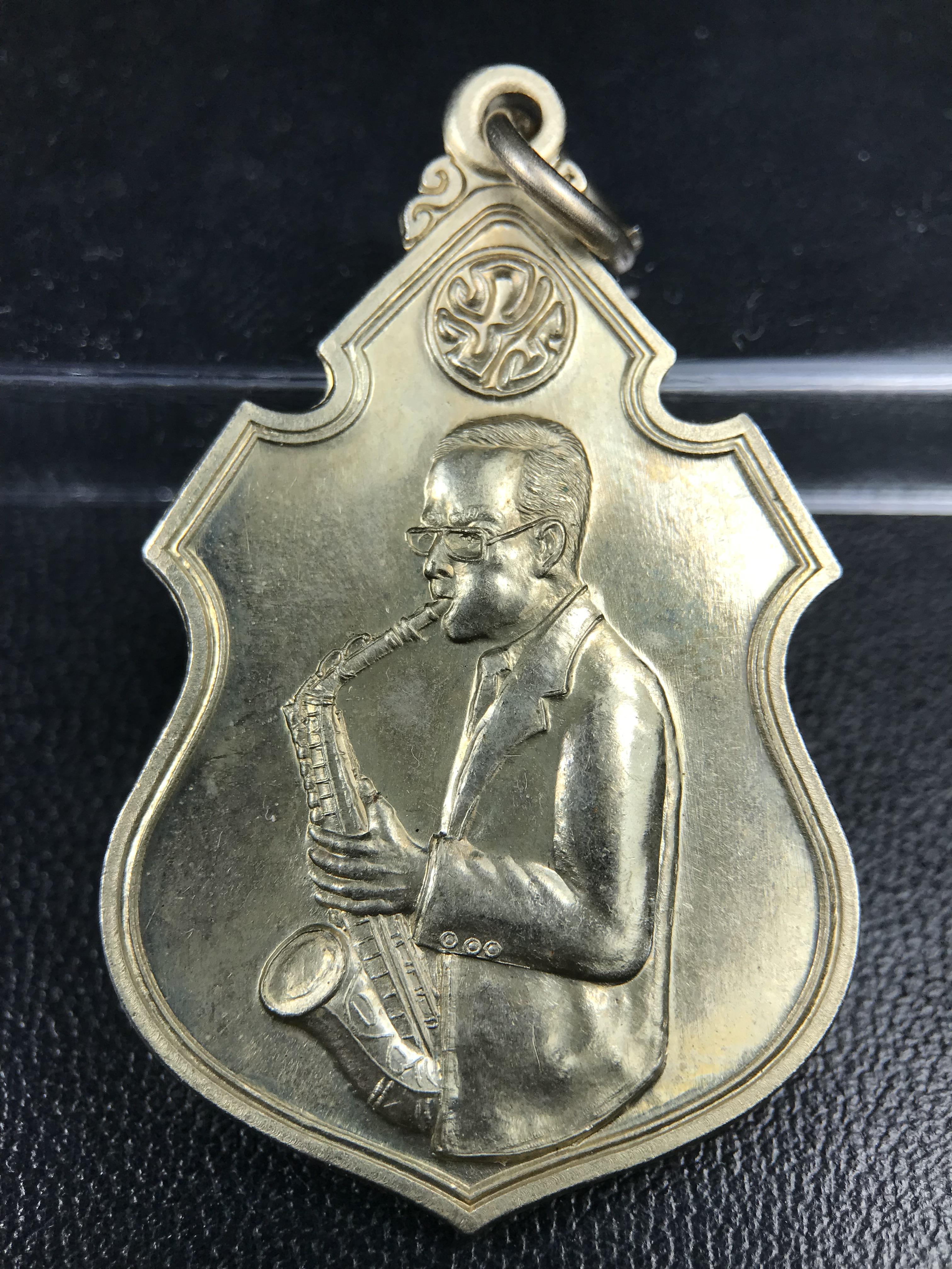 เหรียญครอบครูช่างหลวง(ในหลวงทรงดนตรี) เนื้ออัลปาก้า ปี 2550(หายาก)สุดยอดแห่งความหายากมีหมุนเวียนให้เห็นน้อยมากเป็นอีกหนึ่งรุ่นยอดนิยมของเสด็จพ่อร.9เหรียญนี้สวยมากผิวน้ำทองทั่วทั้งเหรียญ