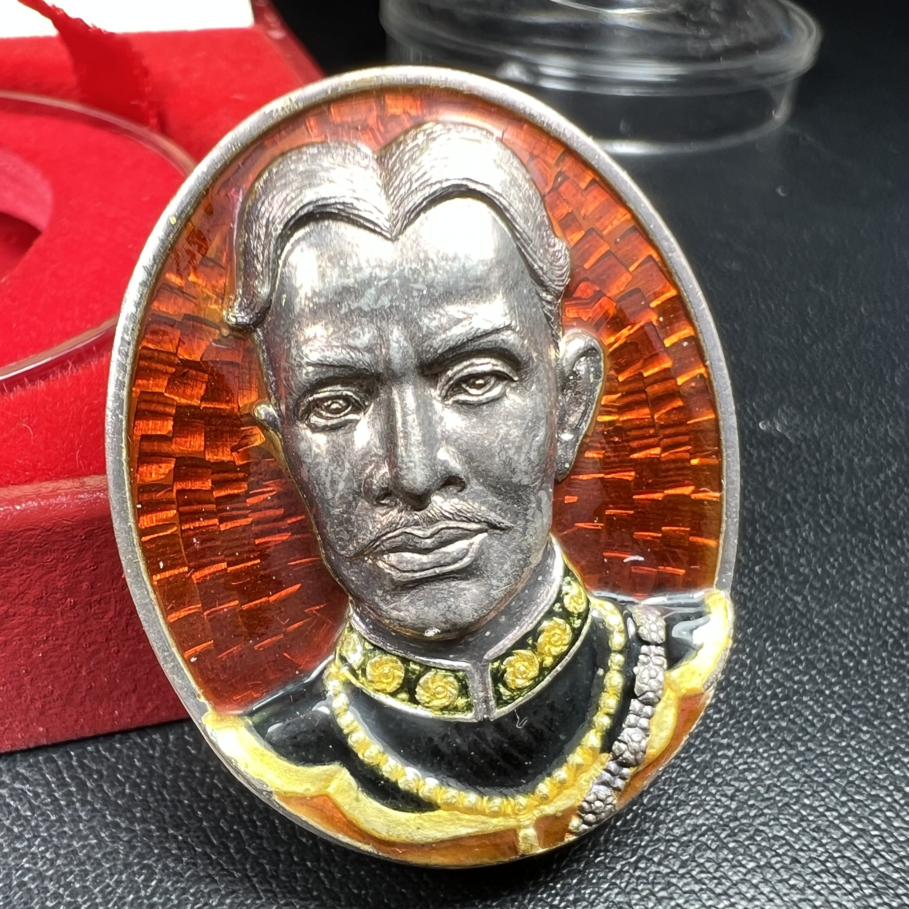 เหรียญพระบรมรูปเหมือนสมเด็จพระเจ้าตากสินมหาราช รุ่นโชคมงคล ปี 2545 เนื้อเงินลงยา พิธีเทวาภิเษก ณ อนุสาวรีย์ วัดพิชัยสงคราม ณ พระวิหารสมเด็จพระเจ้าตากสินมหาราช วัดอินทาราม ธนบุรี พิธีบวงสรวงขอบารมี ณ อนุสาวรีย์พระเจ้ากรุงธนบุรี วงเวียนใหญ่(พิธีใหญ่สภาพสวย)