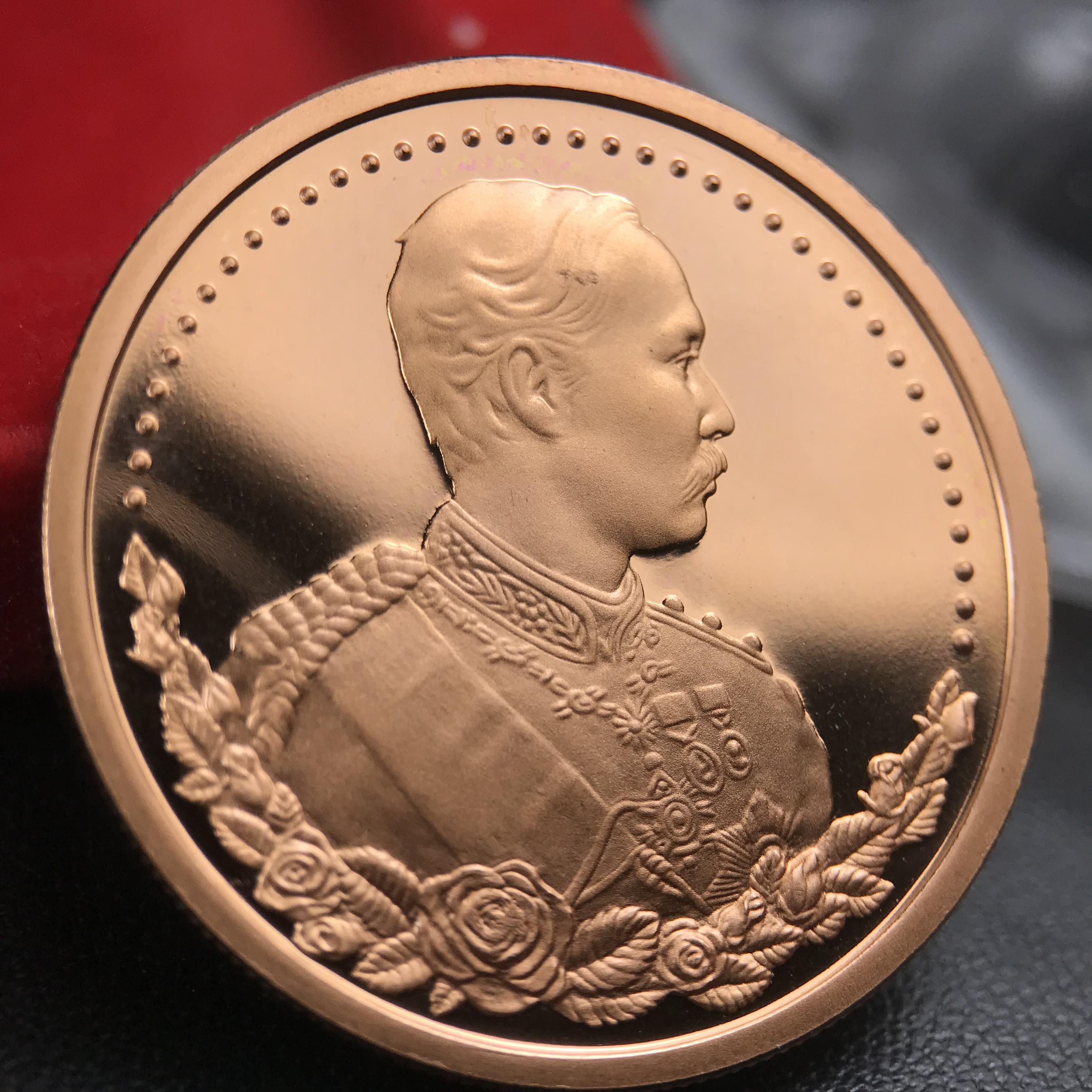 เหรียญรัชกาลที่ 5 หลัง 12 นักษัตริย์ รุ่นมหาลาภ ปี 2539 เนื้อทองแดงขัดเงา บล็อกนอก(เพิร์ธ)ออสเตรเรีย ขนาด 3.2 ซ.ม. กล่องบรรจุเดิมครบสมบูรณ์สวยงาม พิธีพุทธาภิเษก ณ.พระอุโบสถ วัดพระแก้ว สมเด็จพระญาณสังวร สมเด็จพระสังฆราช เป็นประธานพิธี