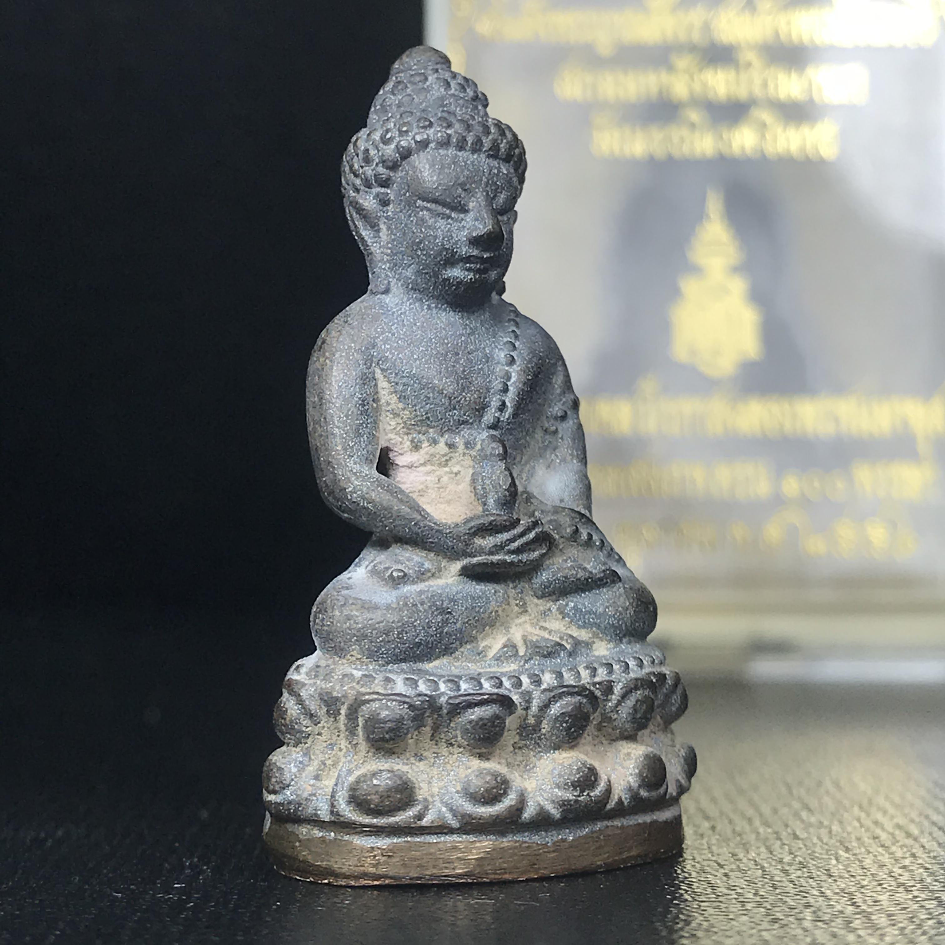 พระกริ่งชินบัญชรฉลองพระชันษา 100 ปี สมเด็จพระญาณสังวร วัดบวรนิเวศวิหาร ปี 2556 เนื้อนวโลหะผสมทองคำก้นทองแดง พิธีใหญ่ มวลสารเด่น นิยม(1 ใน 2556 องค์)