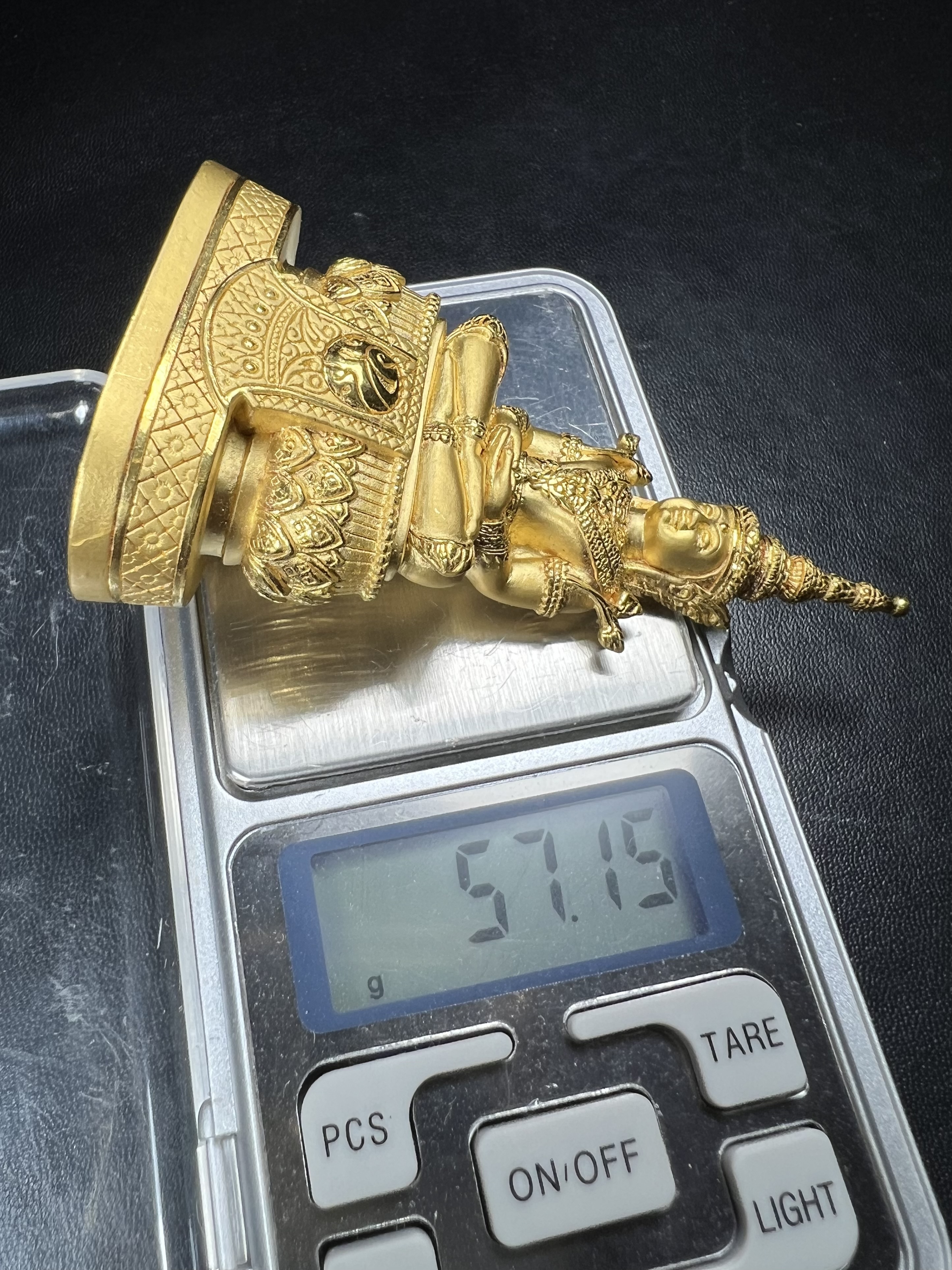 พระแก้วมรกต ภปร.(รุ่นแรก)ปี2545 รุ่นฉลองกรุงรัตนโกสินทร์ครบ 220 ปี หล่อลอยองค์ เนื้อทองคำบริสุทธิ์99.99% ขนาดบูชา 50*90 มม.(องค์หมายเลข ๗๘๙)(เลขมังกร 789 พลังแห่งความ มั่งคั่ง ร่ำรวย อำนาจ บารมี)สุดยอดมงคลแผ่นดินที่ควรเก็บรักษา บูชาเป็นมงคลชีวิต(หายากมาก)