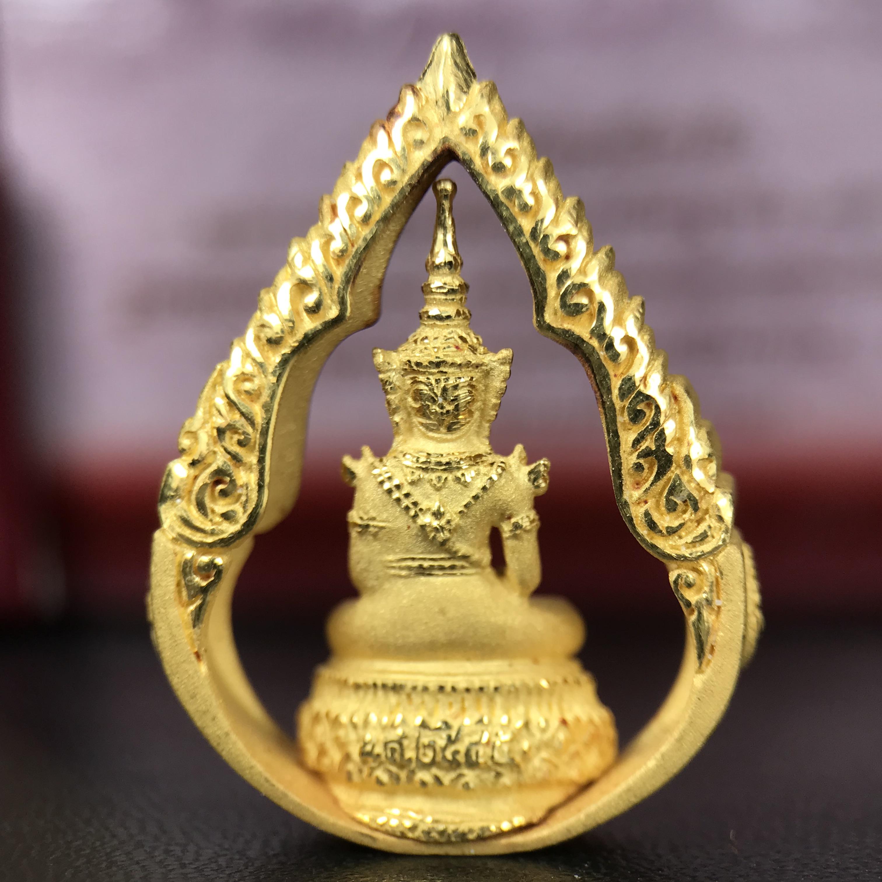 พระแก้วมรกต ภปร.(รุ่นแรก) ปี2545 รุ่นฉลองกรุงรัตนโกสินทร์ครบ 220 ปี พิมพ์ลอยองค์ทรงหยดน้ำ เนื้อทองคำบริสุทธิ์ 96.5%(11 กรัม) ขนาด 18*27 มม. พร้อมกล่องเดิมสวยครบสมบูรณ์(องค์หมายเลข ๙๙)(หมายเลขมงคลเจริญก้าวหน้าในทุกๆด้าน)สุดยอดมงคลแผ่นดินที่ควรเก็บรักษา