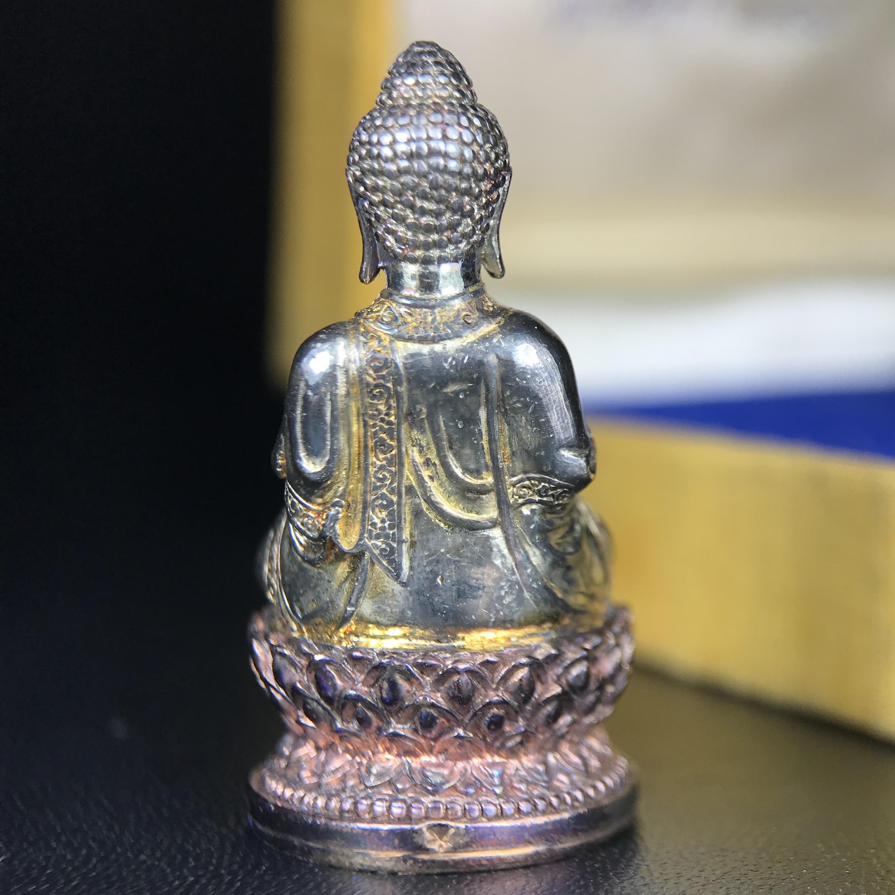 พระกริ่งจีน "ต้าเยิ่นถะ" ชุดกาญจนาภิเษกครองราชย์ 50 ปี วัดบวรนิเวศวิหาร ปี 2538 เนื้อเงินสามกษัตริย์ 99.99% สูง 3.8 ซม. (สภาพผิวสวยเดิมติดรุ้งๆ พิธีใหญ่ พุทธศิลป์งดงาม) สภาพสวยเดิมพร้อมกล่องบรรจุเดิม ***ตอกโค๊ดหมายเลข ๖๒๙๒***