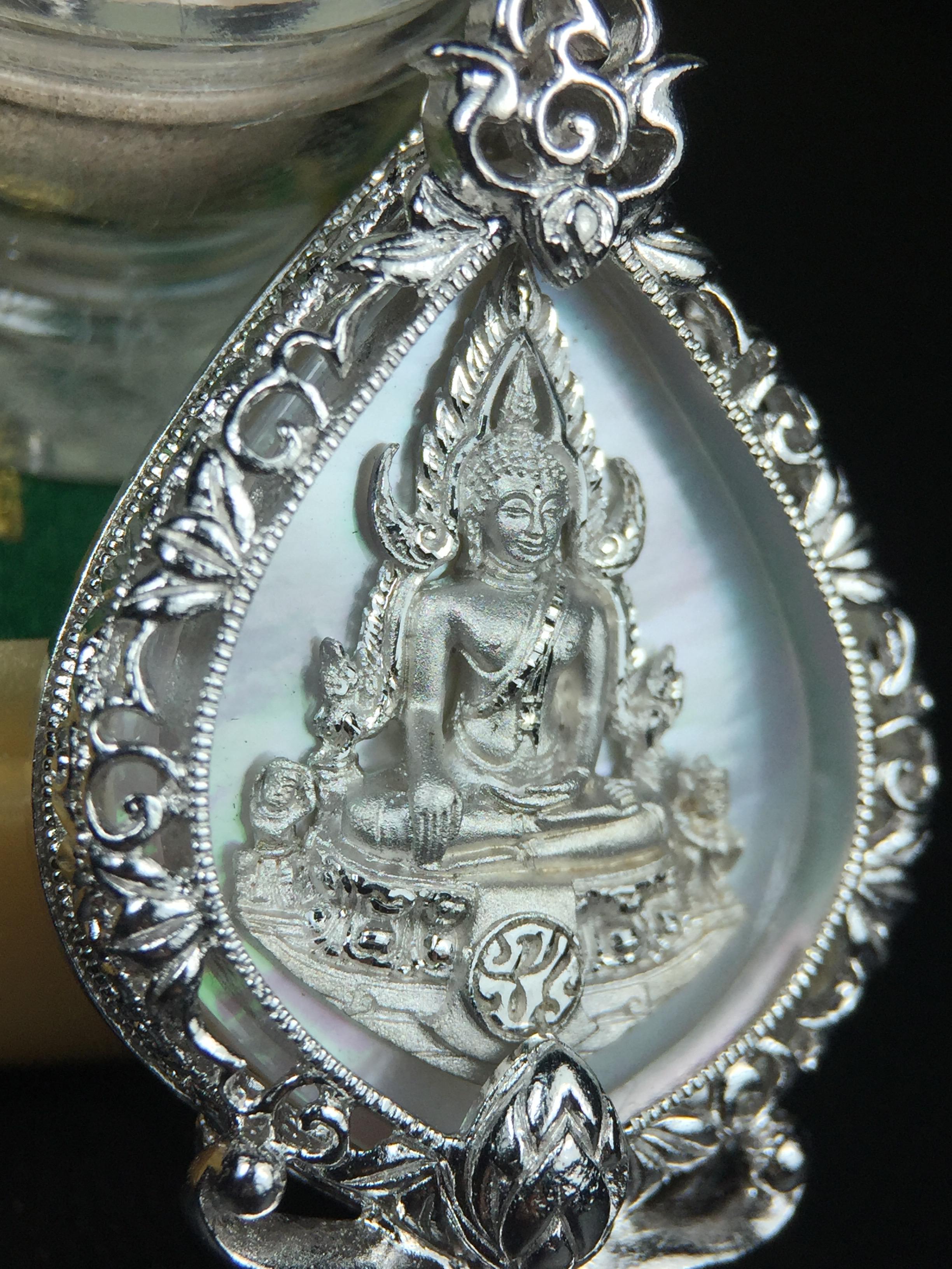 พระพุทธชินราช(จำลอง) ภปร. 84 พรรษา ทรงหยดน้ำ เนื้อเงินชุบทองคำขาว ขนาด 20*36 มม. (พระราชทานมวลสาร จิตรลดาและเส้นพระเจ้า(เส้นผม)รัชกาลที่9)พุทธศิลป์ทรงคุณค่าอีกหนึ่งรุ่นยอดนิยม งดงาม ทรงคุณค่า หายาก