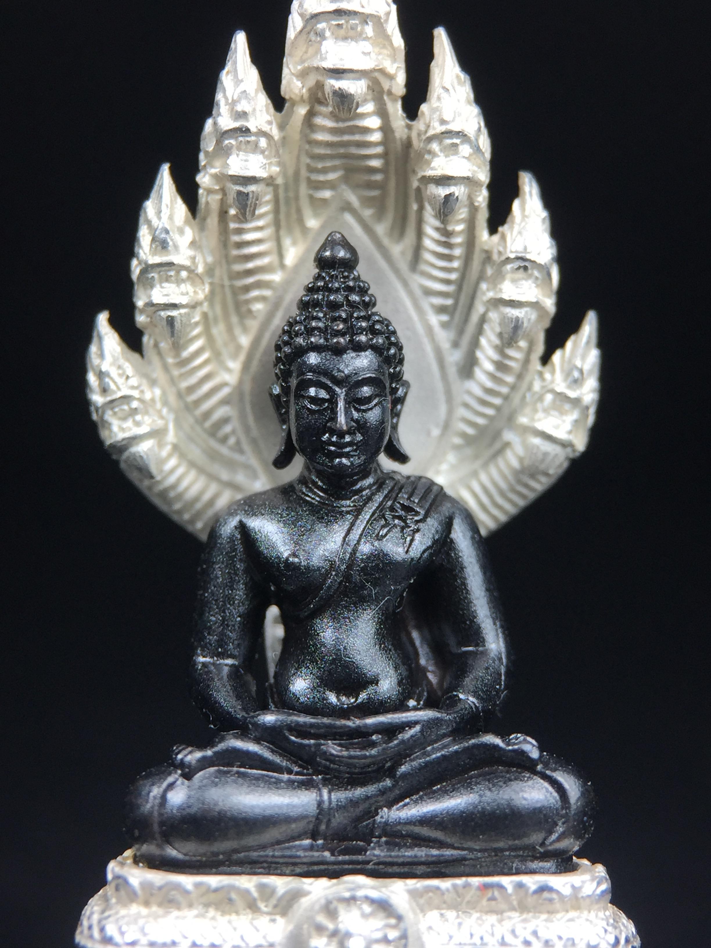 พระนาคปรก สธ. รุ่นสร้างพระอุโบสถเฉลิมพระเกียรติ 4 รอบ 84 พรรษา สมเด็จพระเทพรัตนราชสุดาฯ วัดบวรนิเวศวิหาร ปี 2543 พิมพ์ใหญ่ องค์พระเนื้อนวโลหะ ฐานนาคปรกเนื้อเงิน(สภาพ สวย )พิธีใหญ่ พุทธศิลป์งดงาม หายาก(องค์หมายเลขสวย ๘๓๘) (1 ใน 1999 องค์)