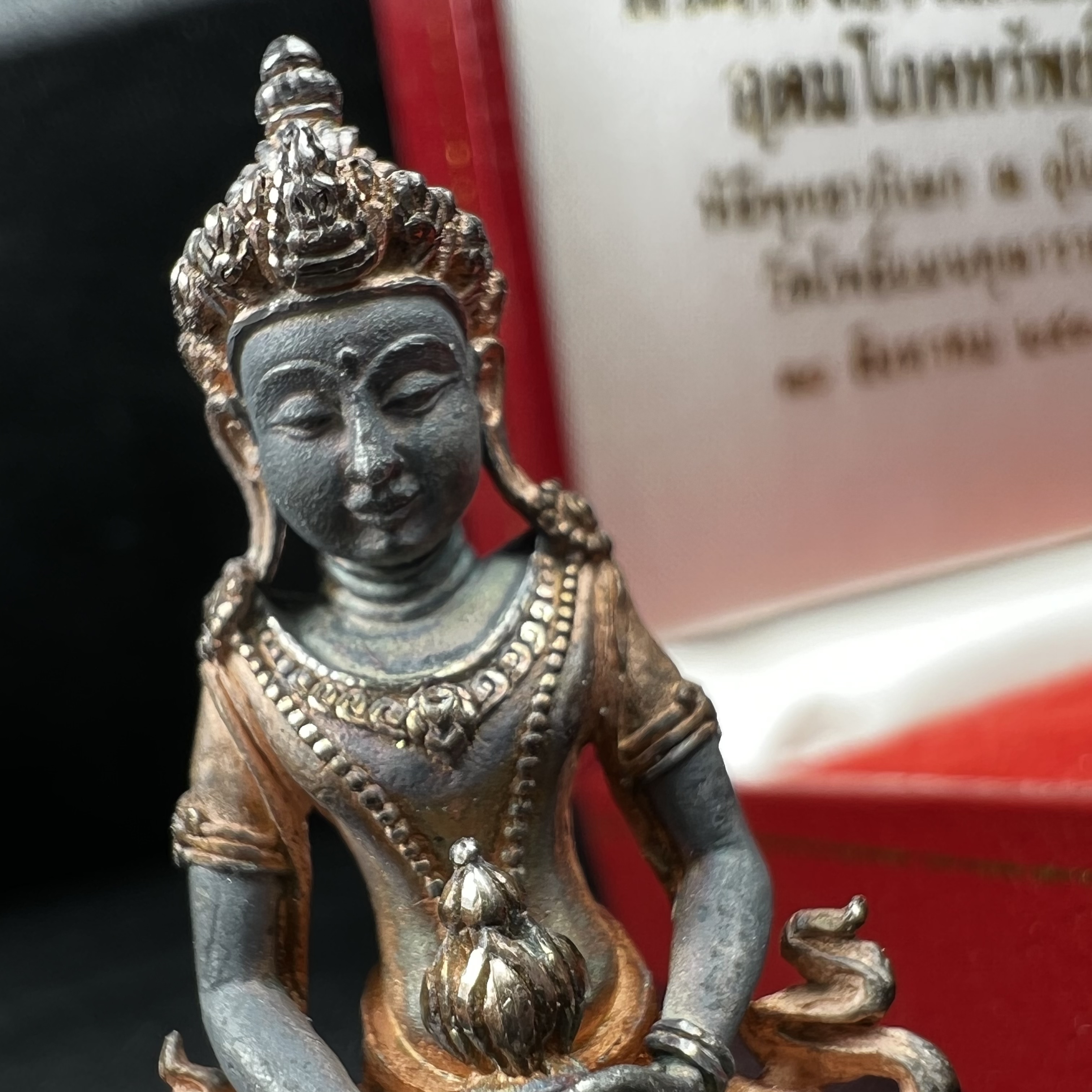 พระกริ่งอวโลกิเตศวร ( เจ้าแม่กวนอิม ) วัดโพธิ์แมนคุณาราม เนื้อเงิน 3 กษัตริย์ พ่นทราย(ผิวเดิม ขึ้นสีรุ้งธรรมชาติ แบบนิยม เสน่ห์ของพระเนื้อเงิน) รุ่นอุดมโภคทรัพย์ พ.ศ.2539(อีกหนึ่งรุ่นยอดนิยม พุทธศิลป์สวยงดงาม)