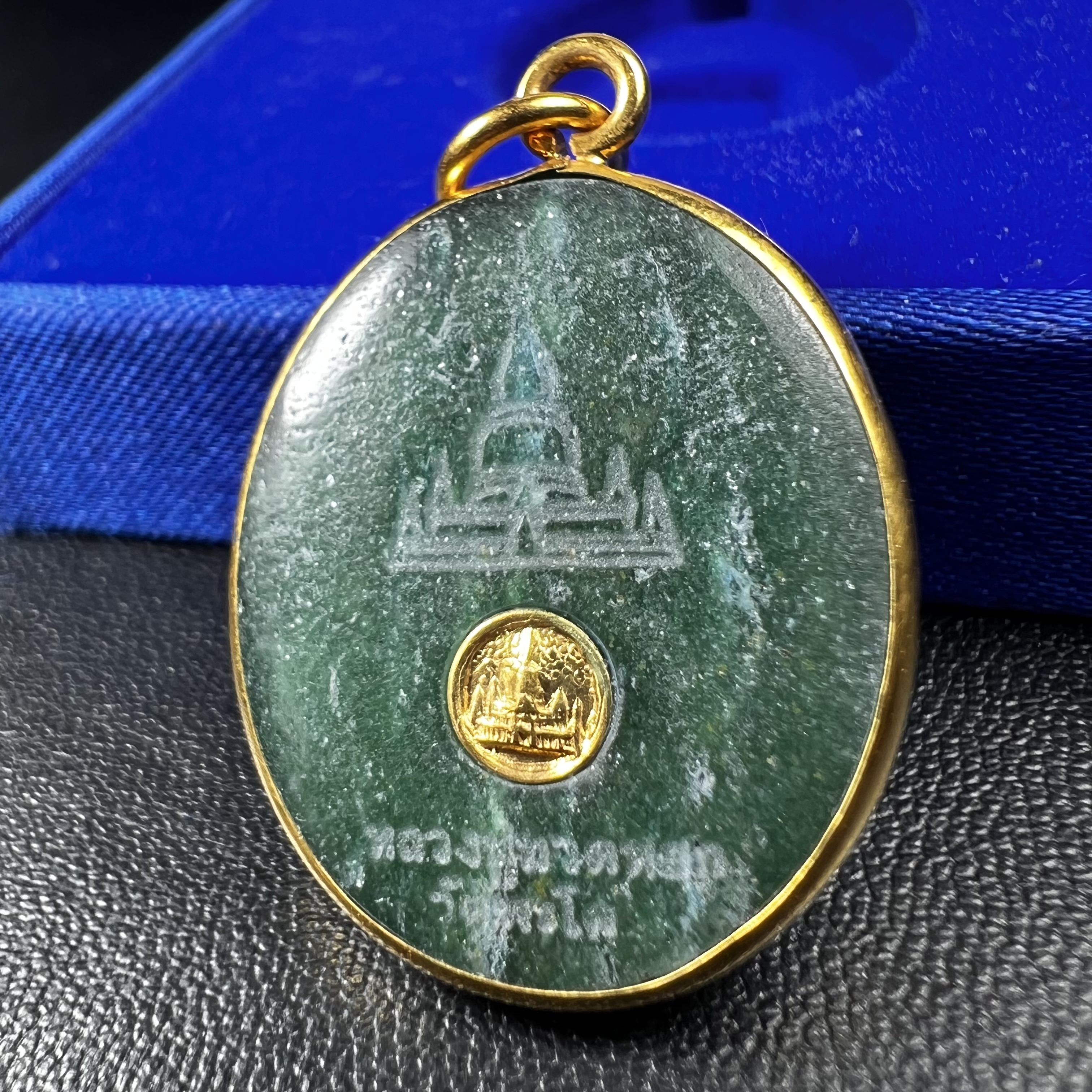 หลวงปู่ทวด วัดพะโคะ จ.สงขลา ปี 2543 เหรียญหยกรูปไข่(เลี่ยมทองคำ) ขนาด 2.2 x 2.5 ซม. ด้านหลังแผ่นโค๊ตทองคำ สร้างโดยสมาคมชาวเพชรบุรี “สมเด็จเจ้าพะโคะหลวงปู่ทวดเหยียบน้ำทะเลจืด” ครั้งแรกแห่งประวัติศาสตร์(สวยงามเป็นของล้ำค่าหายากมาก)สภาพสวยสมบูรณ์