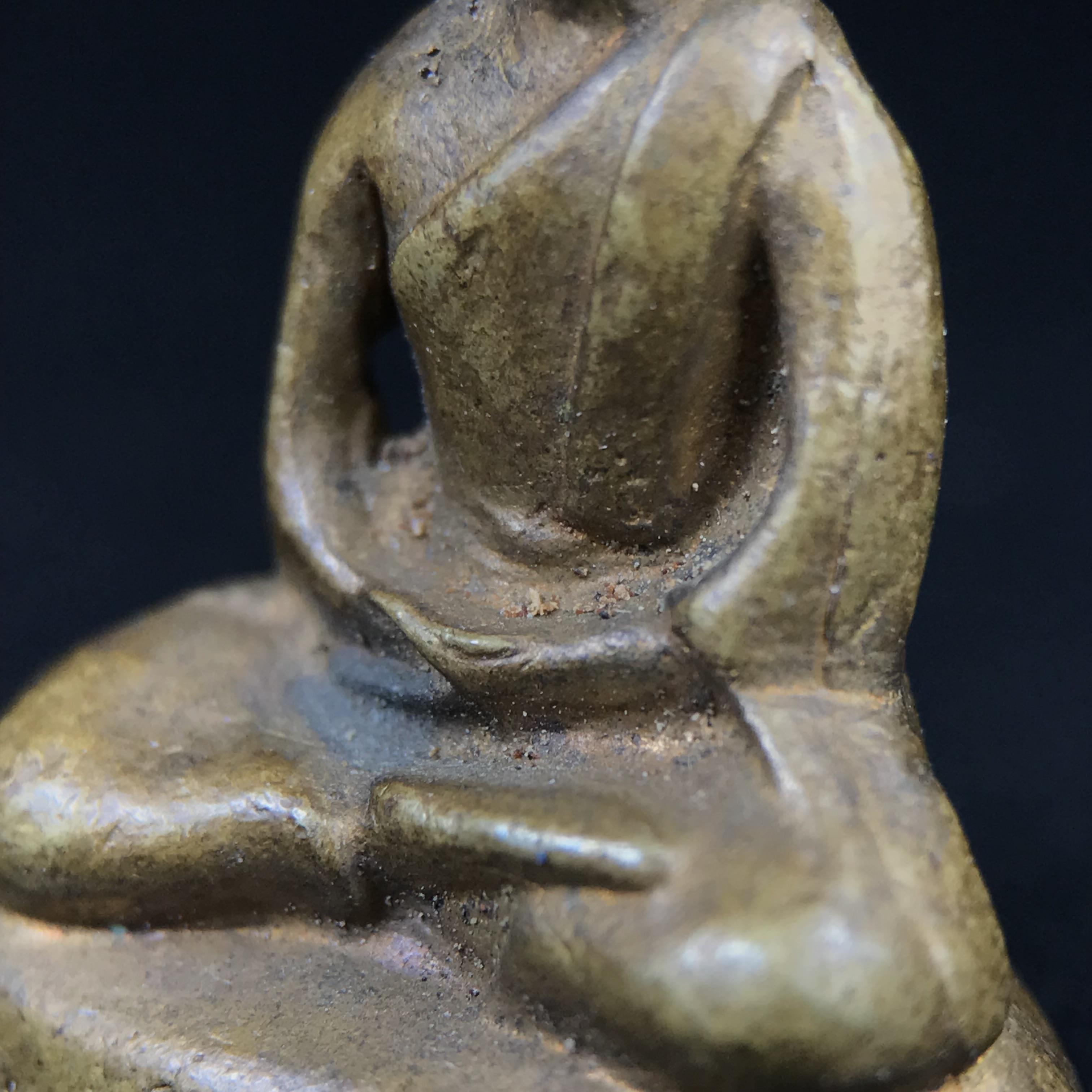 พระกริ่งฝีพระหัตถ์สมเด็จย่า ขนาดห้อยบูชาขนาดเล็ก จัดสร้างขึ้นเนื่องในวาระครบ 6 รอบ เมื่อวันที่21 ตุลาคม พ.ศ.2515(ในหลวงรัชกาลที่ 9 เสด็จพระราชดำเนินทรงเททอง)ปลุกเสกยิ่งใหญ่ เกจิ 108 รูป ร่วมปลุกเสก คัดสภาพสวยแบบนี้พบเจอน้อยมาก หมายเลขต้นๆหลักร้อย หายากมาก