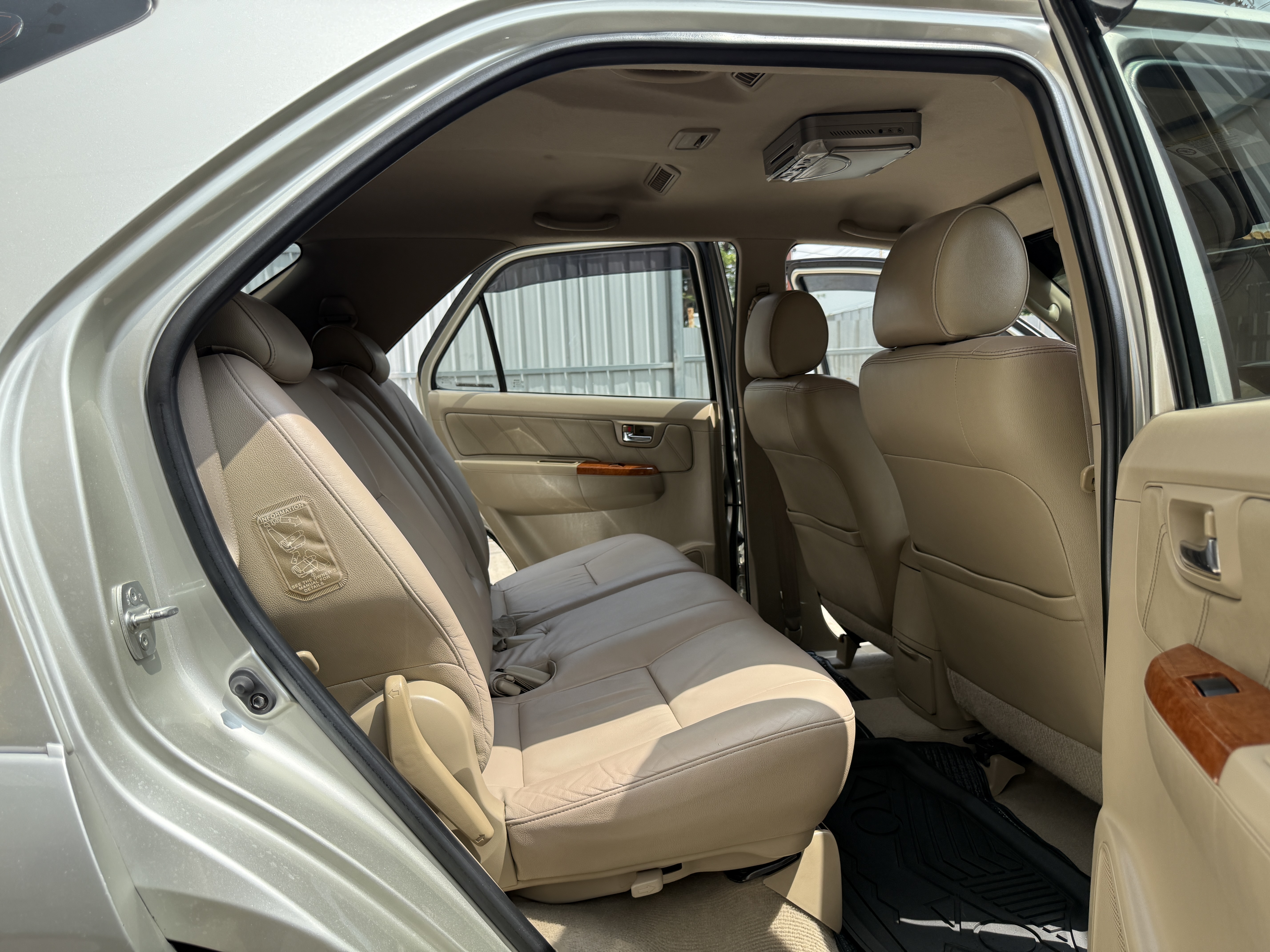 Toyota Fortuner 3.0 V 2WD At 2010 เงิน