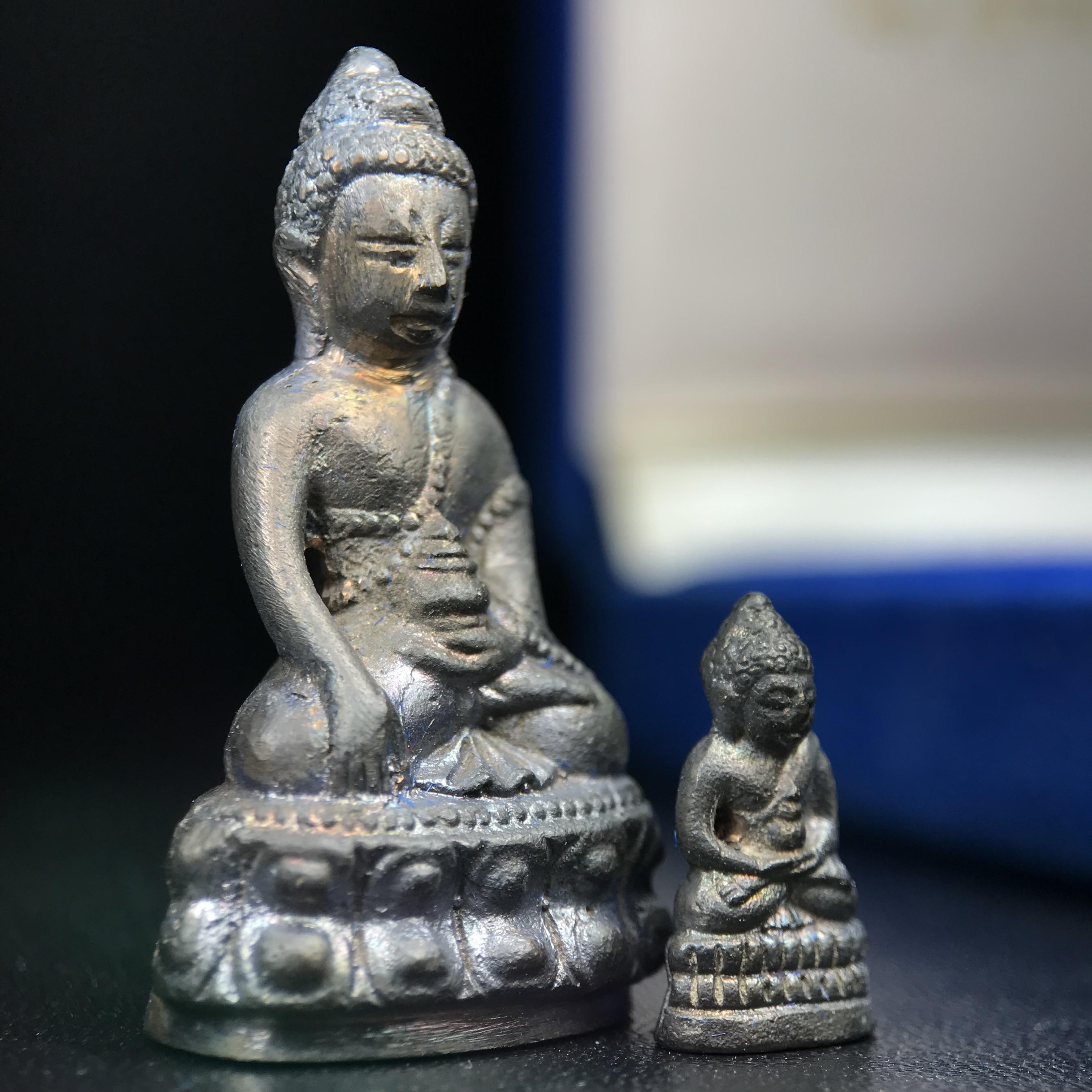 พระกริ่ง-พระชัยวัฒน์ สว. 90 พรรษาสมเด็จย่า ปี2533 เนื้อนวโลหะ(แก่ทองคำผสมทองคำเยอะมากรุ่นนี้)(ในหลวงรัชกาลที่9เสด็จในพิธี)(หล่อแบบโบราณอุดมวลสาร 108 แบบฉบับพระกริ่งใหญ่สายวัดสุทัศน์ พระสังฆราช(แพ))(1 ใน 3000 ชุด) หายาก