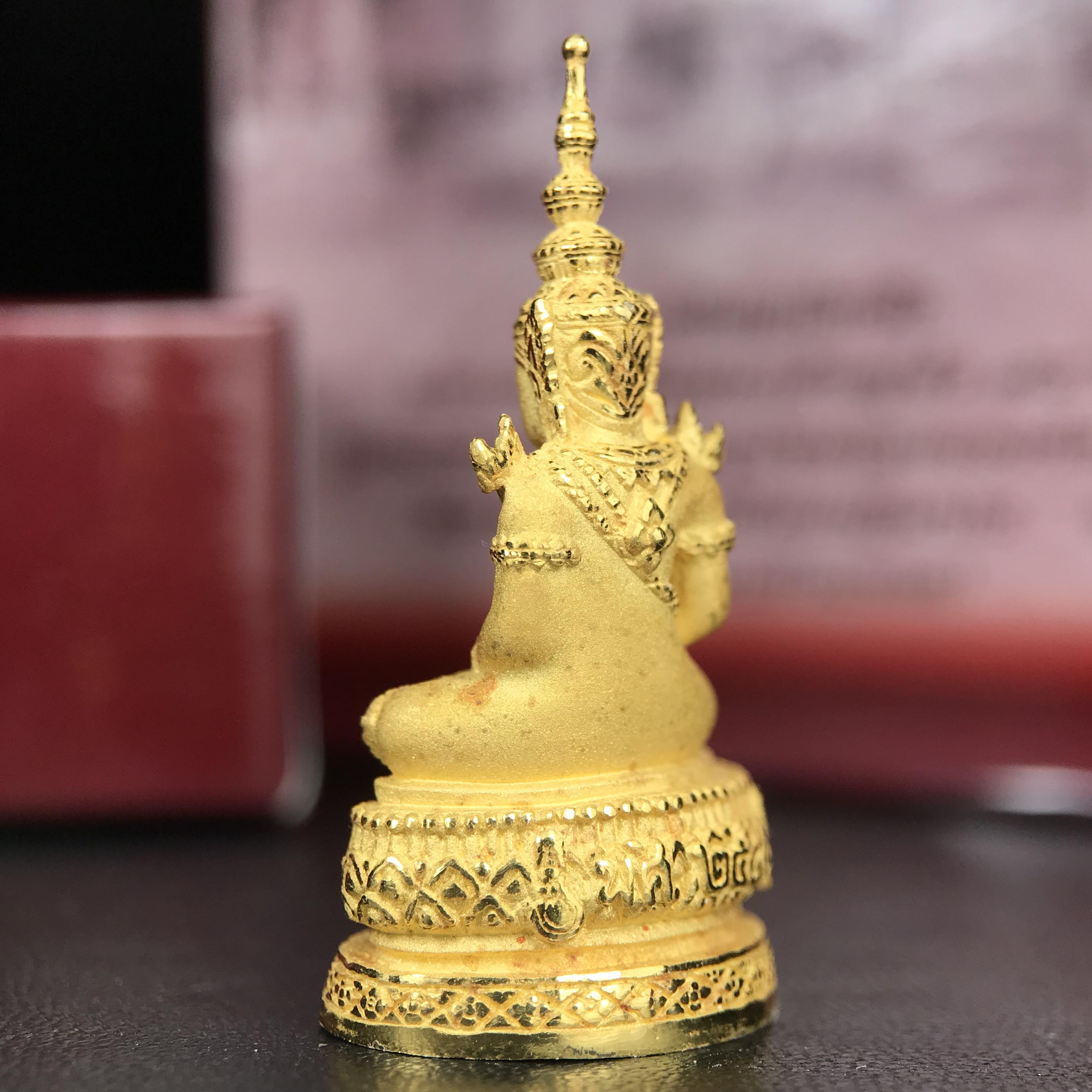 พระแก้วมรกต ภปร.(รุ่นแรก) ปี2545 รุ่นฉลองกรุงรัตนโกสินทร์ครบ 220 ปี พิมพ์ลอยองค์ใหญ่ เนื้อทองคำบริสุทธิ์ 96.5%(15.2 กรัม) ขนาด 19*35 มม.ครบสมบูรณ์(องค์หมายเลข ๓๓)(เลขคู่สวย)สุดยอดมงคลแผ่นดินที่ควรเก็บรักษา บูชาเป็นมงคลชีวิต(สวยงามและหายากมาก)(1ใน1000องค์)